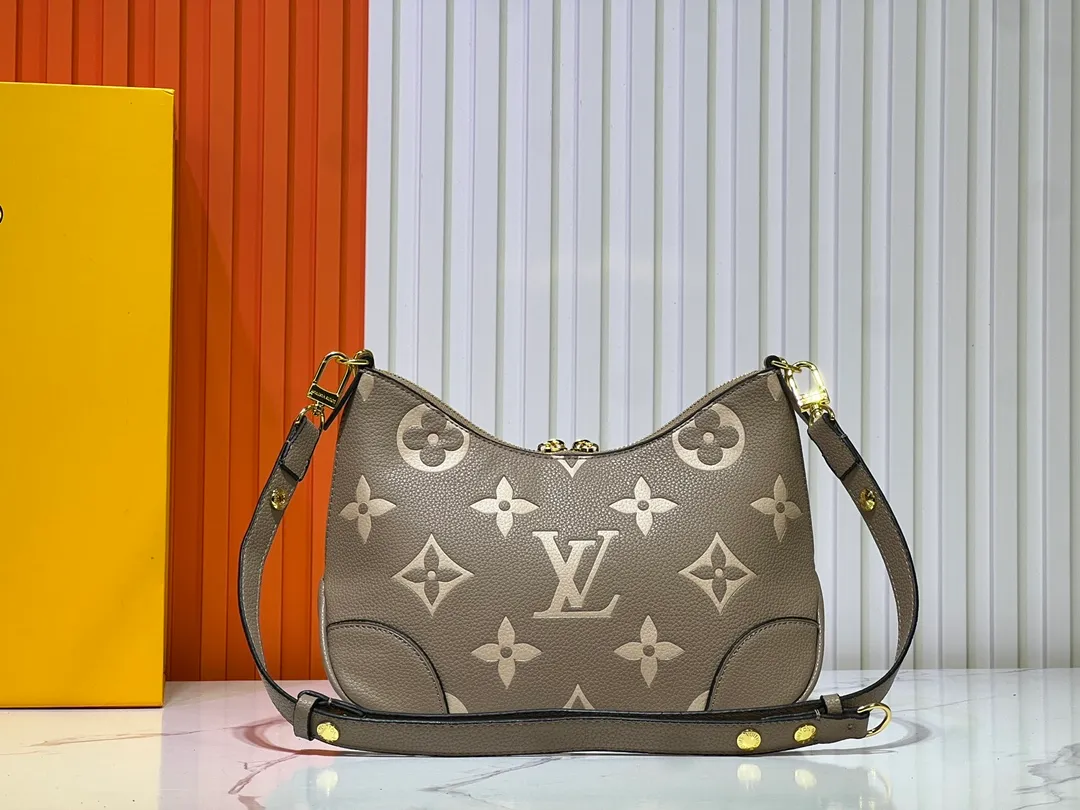 Batch 260💰Upgraded original M13224 M12930 M45832 M45831 Chain bag croissant series KOREA PRE-LAUNCH handbag This season's Boulogne bag uses Monogram Amprent leather material to reinterpret a symbolic design that can be used in multiple ways. Like existing designs made of canvas, various styles of items can be produced. Internal flat pocket that can store large-sized smartphones. A new version with a braided chain woven with gold hardware that creates a high-class and strong atmosphere. 16 x 9.5 x 29 cm.