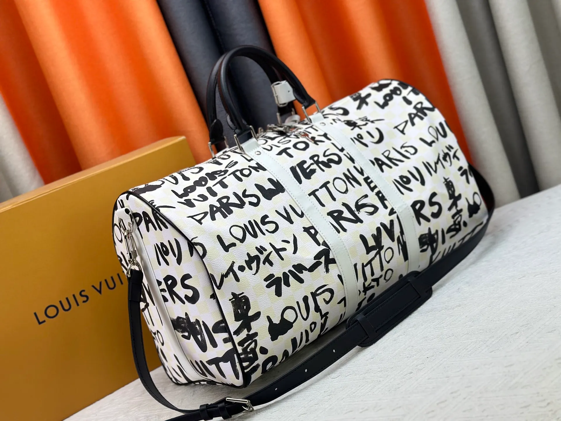 P420 Guangzhou goods N40804 M41416 Tokyo 1 style Keepall Bandoulière 50 travel bag is jointly created by Japanese designers Nigo and Pharrell Williams. It is laid out with elegant plaid on the cow leather, and then writes eye-catching words in French and Japanese. A cotton lining pattern bears witness to Nigo's artistic vision, and a removable LV Dynasty nameplate highlights the brand's identity. 29 cm