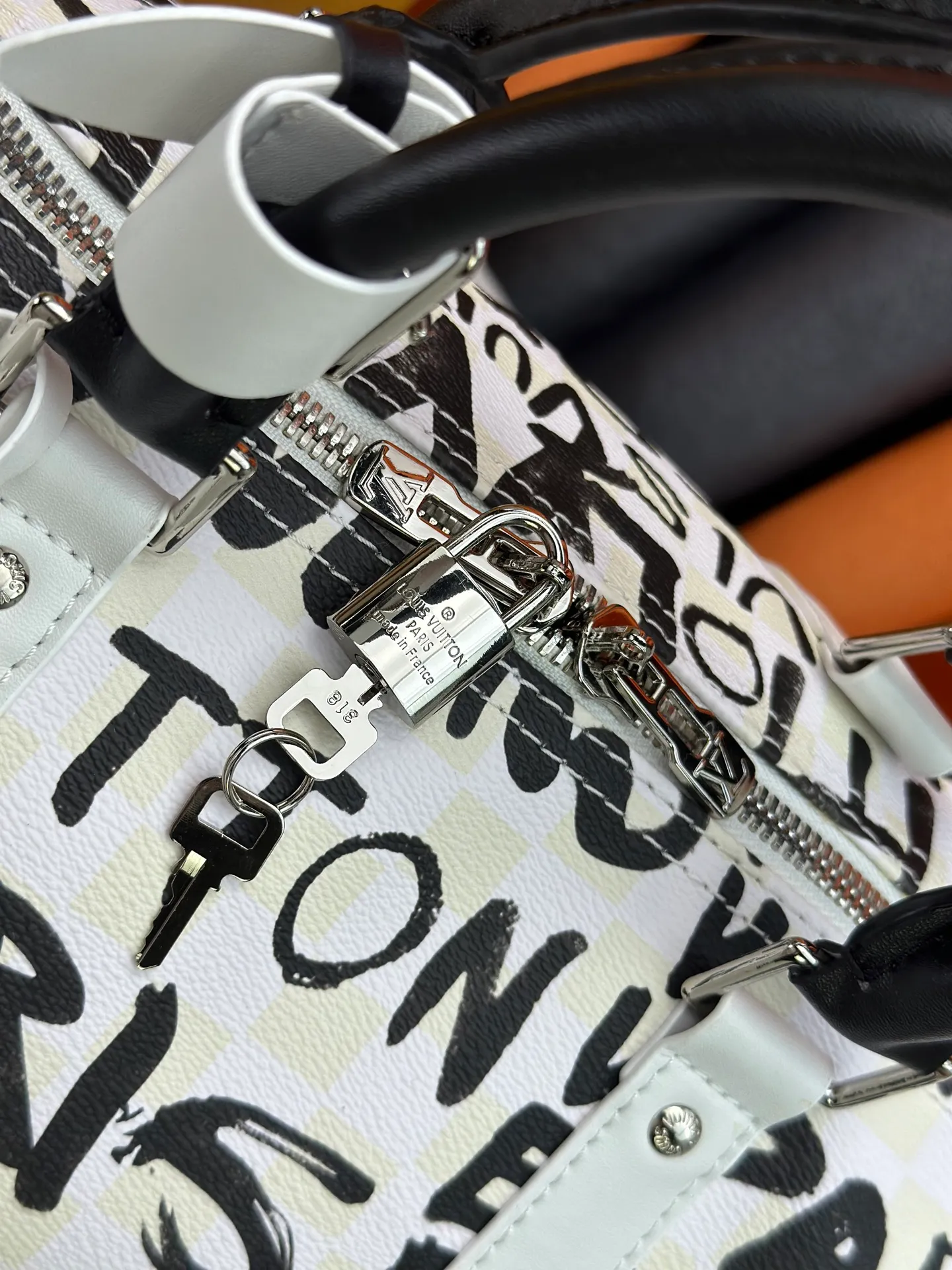 P420 Guangzhou goods N40804 M41416 Tokyo 1 style Keepall Bandoulière 50 travel bag is jointly created by Japanese designers Nigo and Pharrell Williams. It is laid out with elegant plaid on the cow leather, and then writes eye-catching words in French and Japanese. A cotton lining pattern bears witness to Nigo's artistic vision, and a removable LV Dynasty nameplate highlights the brand's identity. 29 cm