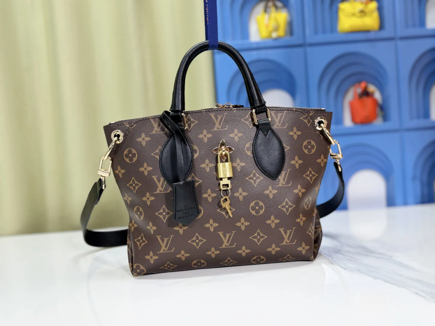 P Large 140 Small 130 Upgraded Original M44351 M44350 M44359 This FlowerBB zipper Tote handbag is made of soft Monogram canvas, equipped with smooth leather handles, shoulder straps and side seams. The shining golden metal flower padlock is the finishing touch. The versatile small bag has a soft, round shape that adds Louis Vuitton's signature femininity to casual looks. Large size 36-28-17, small size 29-23.5-13.5