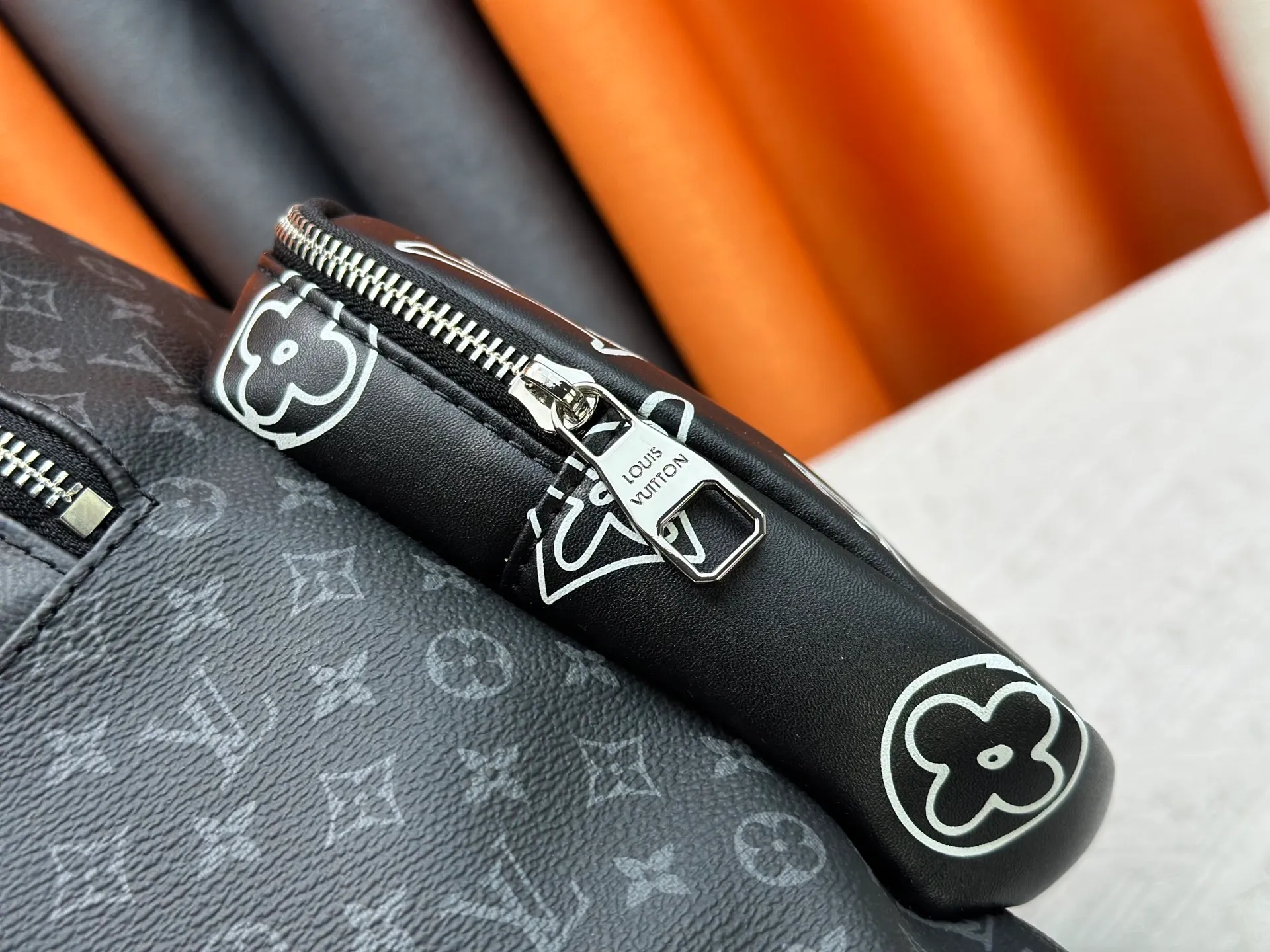 P360 M45455 Black Flower MULTIPOCKET Backpack Virgil Abloh incorporates the Patchwork theme of the 2020 Autumn and Winter series into this Multipocket backpack, creating a variety of styles from a trendy perspective. The zipped main compartment holds a laptop, and exterior pockets feature the classic Monogram and Epi graphics. Monogram Eclipse coated canvas and cowhide Leather and fabric trim Textile lining Hardware Louis Vuitton logo tag Top leather carry handle Zip main compartment with leather zip puller Zip front pocket Internal patch pocket Designer handle: Single handle Dimensions: 30.0 x 40.0 x 15.5 cm