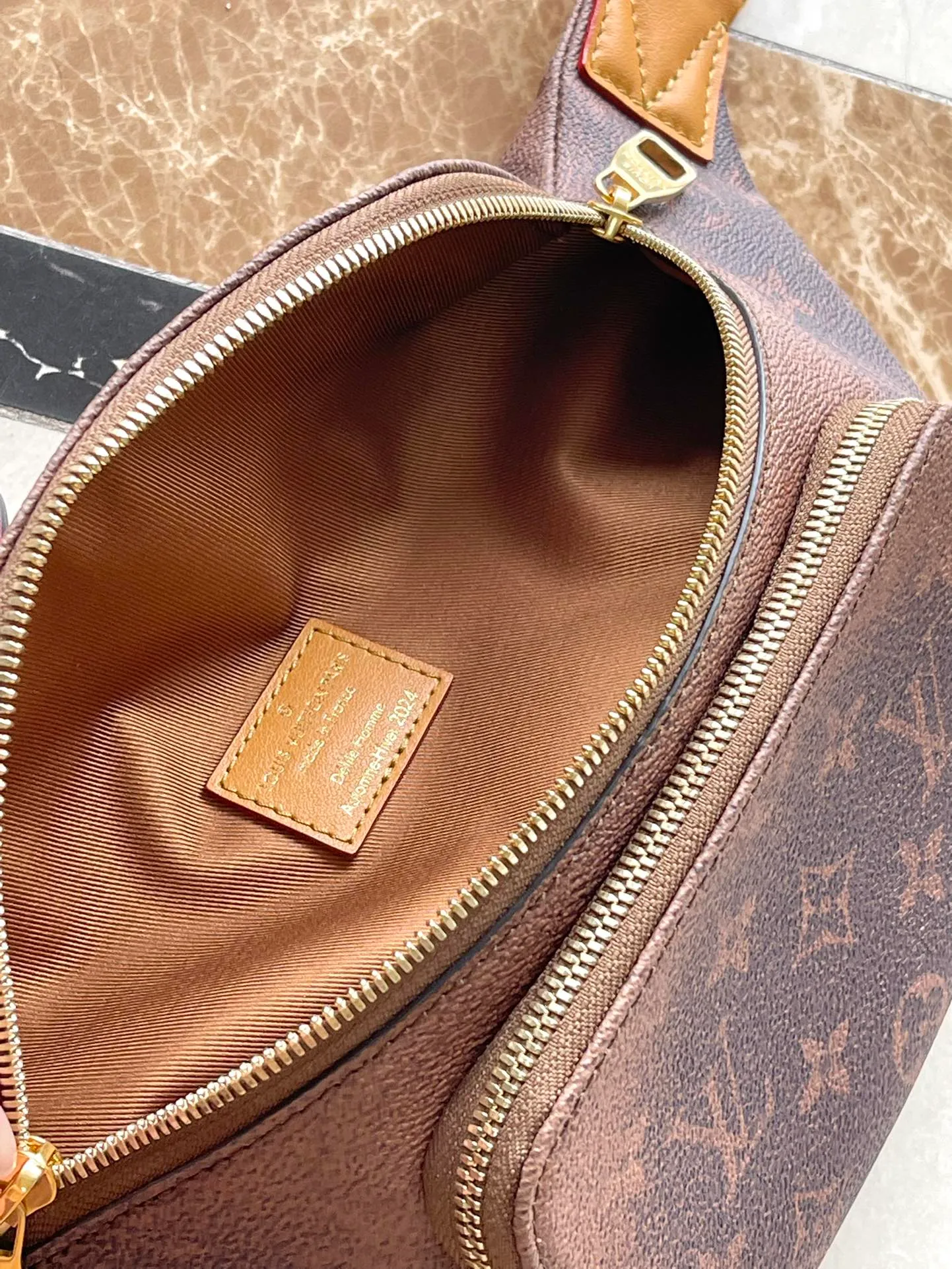 💰980 Top original item M11539 This Rush waist bag is made of Monogram Dust canvas to cleverly present a retro trompe l'oeil effect. It is equipped with double zippers for convenient access to the main compartment. The elegant decoration expresses the Marque LVuitton Deposee logo. Dimensions: 30 × 15 × 8cm
