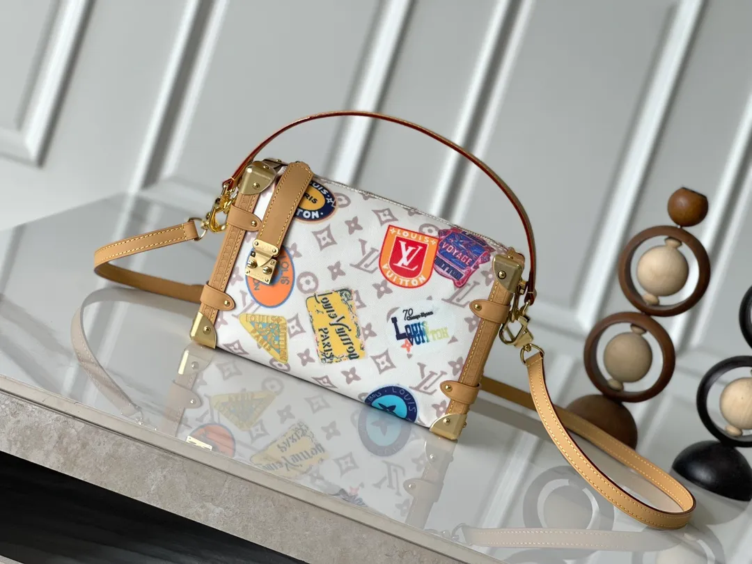 💰1180 Top original transcoded chip version Exclusive real shot M14606 This Side Trunk medium handbag comes from the Flight Mode series, giving the Monogram Dune canvas a retro look. The lightweight structure is embellished with a collage-effect label, the dazzling aircraft charm and the classic key bag are rich in details, and the cowhide leather trim pays tribute to the brand's trunk-making heritage. Coated canvas - Calf leather trim - Textile lining - Metal hardware - Zip closure with S-lock - Holds a 6.7-inch smartphone, Zippy long wallet, headphones, keys and lipstick - Shoulder strap: removable and adjustable! Size:23.5x16x8.5CM