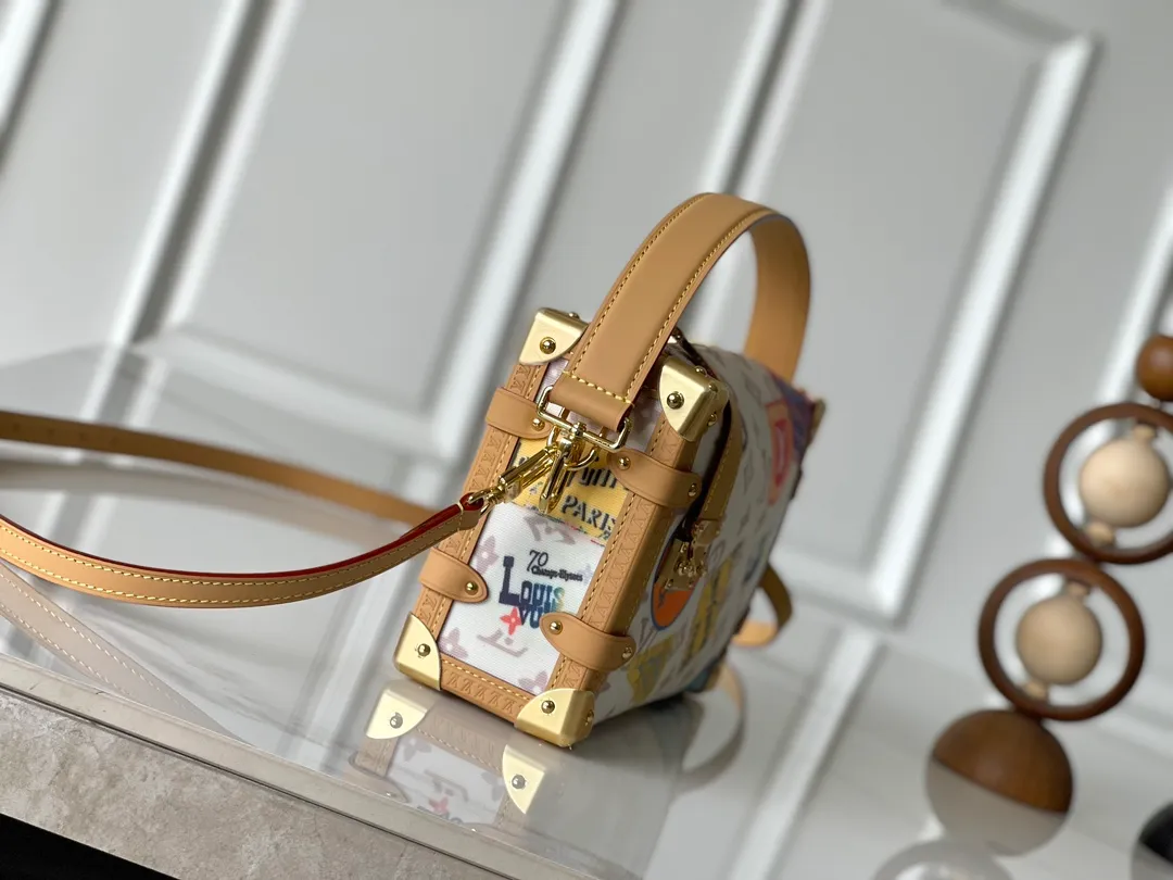 💰1180 Top original transcoded chip version Exclusive real shot M14606 This Side Trunk medium handbag comes from the Flight Mode series, giving the Monogram Dune canvas a retro look. The lightweight structure is embellished with a collage-effect label, the dazzling aircraft charm and the classic key bag are rich in details, and the cowhide leather trim pays tribute to the brand's trunk-making heritage. Coated canvas - Calf leather trim - Textile lining - Metal hardware - Zip closure with S-lock - Holds a 6.7-inch smartphone, Zippy long wallet, headphones, keys and lipstick - Shoulder strap: removable and adjustable! Size:23.5x16x8.5CM