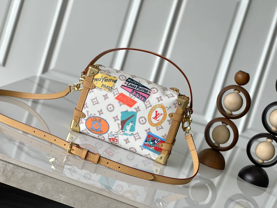 💰1180 Top original transcoded chip version Exclusive real shot M14606 This Side Trunk medium handbag comes from the Flight Mode series, giving the Monogram Dune canvas a retro look. The lightweight structure is embellished with a collage-effect label, the dazzling aircraft charm and the classic key bag are rich in details, and the cowhide leather trim pays tribute to the brand's trunk-making heritage. Coated canvas - Calf leather trim - Textile lining - Metal hardware - Zip closure with S-lock - Holds a 6.7-inch smartphone, Zippy long wallet, headphones, keys and lipstick - Shoulder strap: removable and adjustable! Size:23.5x16x8.5CM