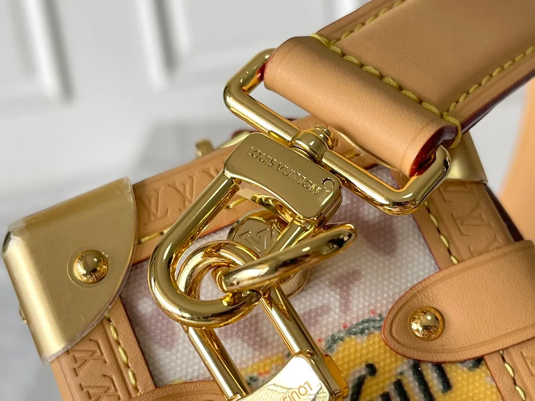 💰1180 Top original transcoded chip version Exclusive real shot M14606 This Side Trunk medium handbag comes from the Flight Mode series, giving the Monogram Dune canvas a retro look. The lightweight structure is embellished with a collage-effect label, the dazzling aircraft charm and the classic key bag are rich in details, and the cowhide leather trim pays tribute to the brand's trunk-making heritage. Coated canvas - Calf leather trim - Textile lining - Metal hardware - Zip closure with S-lock - Holds a 6.7-inch smartphone, Zippy long wallet, headphones, keys and lipstick - Shoulder strap: removable and adjustable! Size:23.5x16x8.5CM