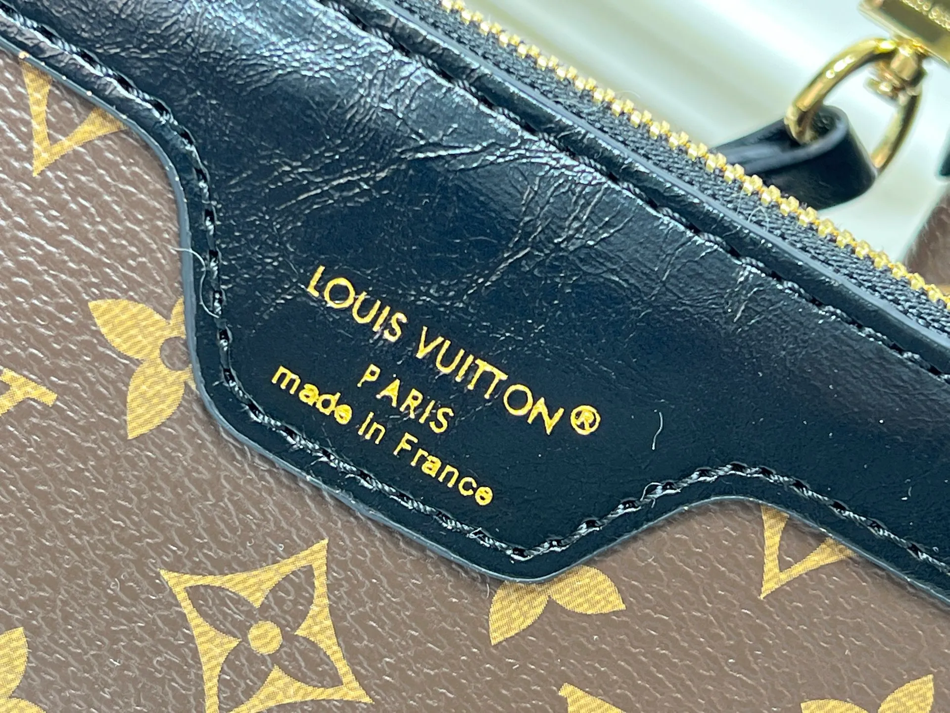 Batch 360💰M26315 12099 Guangzhou goods upgraded version This Neverfull Bandoulière Inside Out BB handbag comes from the LV Ski series and is made of Monogram canvas with trendy shearling trim and lining. The Teddygram logo is laid out on it, creating a sophisticated style with dazzling metal parts. A zippered pocket adds a finishing touch to the reversible design, allowing it to be held individually. Long shoulder straps allow for cross-body comfort. 16.5 x 11 x 26.5 cm (height x width x length)