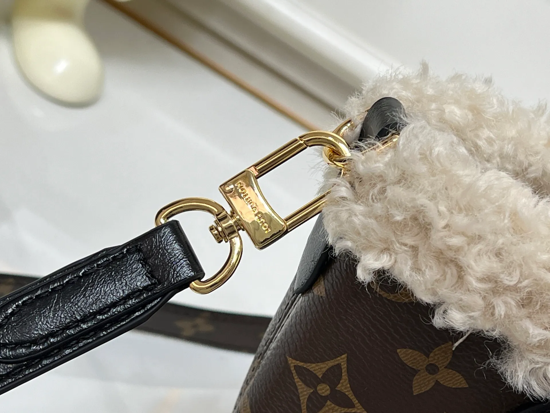 Batch 360💰M26315 12099 Guangzhou goods upgraded version This Neverfull Bandoulière Inside Out BB handbag comes from the LV Ski series and is made of Monogram canvas with trendy shearling trim and lining. The Teddygram logo is laid out on it, creating a sophisticated style with dazzling metal parts. A zippered pocket adds a finishing touch to the reversible design, allowing it to be held individually. Long shoulder straps allow for cross-body comfort. 16.5 x 11 x 26.5 cm (height x width x length)