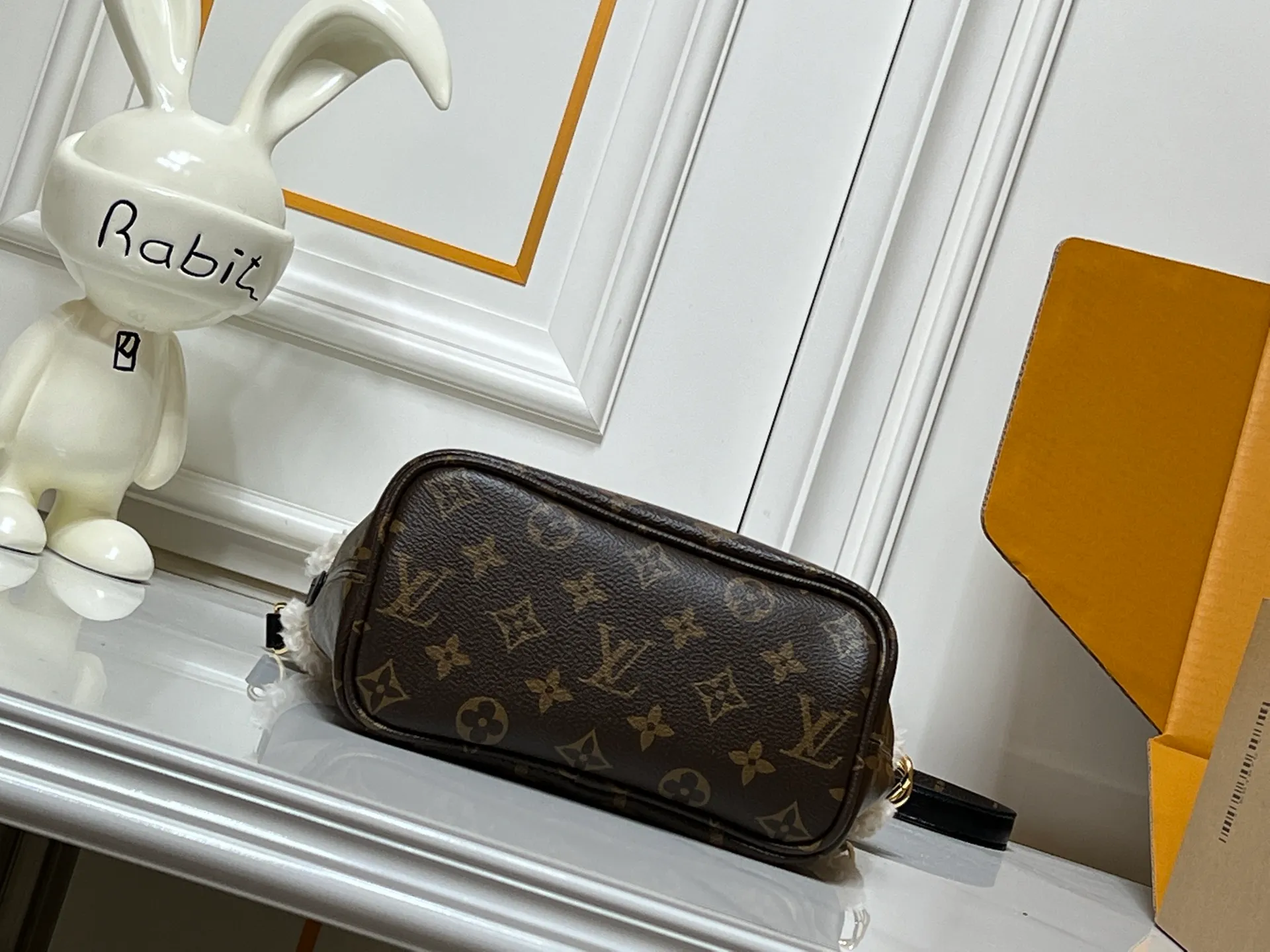 Batch 360💰M26315 12099 Guangzhou goods upgraded version This Neverfull Bandoulière Inside Out BB handbag comes from the LV Ski series and is made of Monogram canvas with trendy shearling trim and lining. The Teddygram logo is laid out on it, creating a sophisticated style with dazzling metal parts. A zippered pocket adds a finishing touch to the reversible design, allowing it to be held individually. Long shoulder straps allow for cross-body comfort. 16.5 x 11 x 26.5 cm (height x width x length)