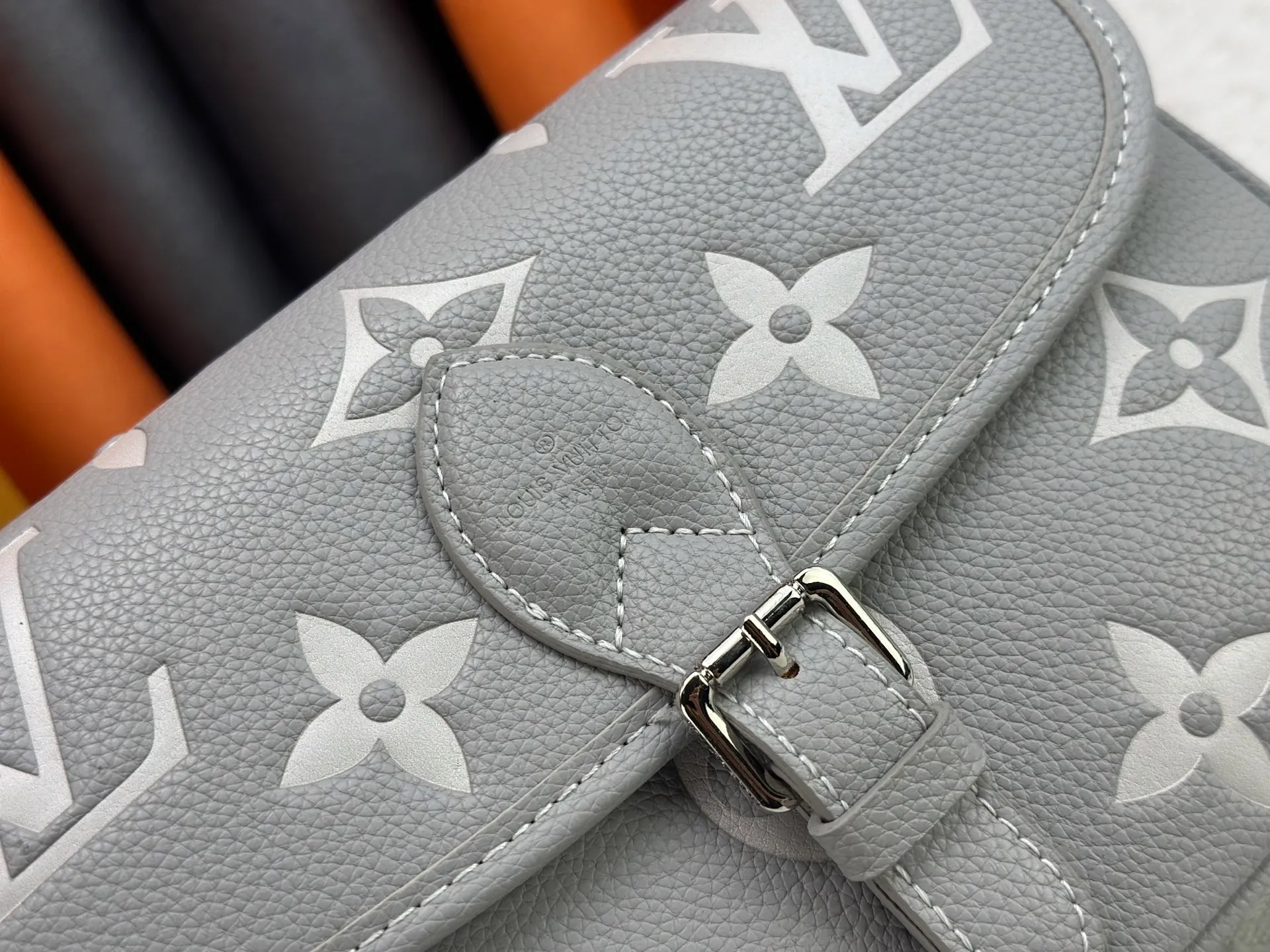 P220 Upgraded original M14214 M46583 M46584 M46386 M46388 M45985 Full leather baguette series New Diane handbag The Diane satchel is made of Monogram Empreinte, made of the brand's iconic embossed leather. This versatile bag comes with a removable leather shoulder strap that can be worn on the shoulder or by hand, as well as a wide removable full leather crossbody bag with 'Louis Vuitton' printed strap. This versatile bag can be styled in chic or sporty fashion to match the overall style or mood. Dimensions: 25.0 × 9.0 × 15.0 cm
