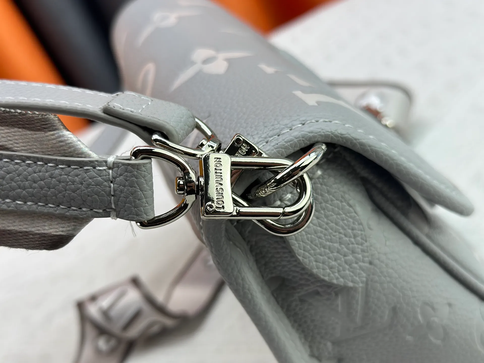 P220 Upgraded original M14214 M46583 M46584 M46386 M46388 M45985 Full leather baguette series New Diane handbag The Diane satchel is made of Monogram Empreinte, made of the brand's iconic embossed leather. This versatile bag comes with a removable leather shoulder strap that can be worn on the shoulder or by hand, as well as a wide removable full leather crossbody bag with 'Louis Vuitton' printed strap. This versatile bag can be styled in chic or sporty fashion to match the overall style or mood. Dimensions: 25.0 × 9.0 × 15.0 cm