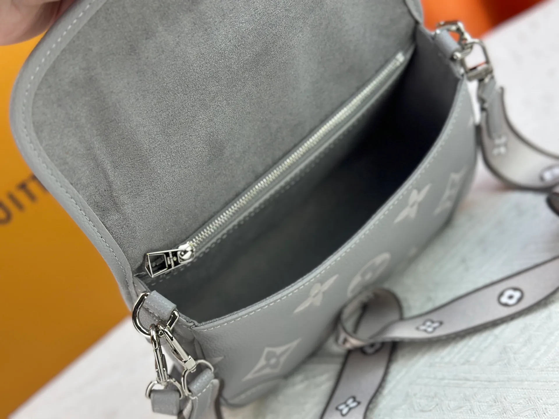 P220 Upgraded original M14214 M46583 M46584 M46386 M46388 M45985 Full leather baguette series New Diane handbag The Diane satchel is made of Monogram Empreinte, made of the brand's iconic embossed leather. This versatile bag comes with a removable leather shoulder strap that can be worn on the shoulder or by hand, as well as a wide removable full leather crossbody bag with 'Louis Vuitton' printed strap. This versatile bag can be styled in chic or sporty fashion to match the overall style or mood. Dimensions: 25.0 × 9.0 × 15.0 cm