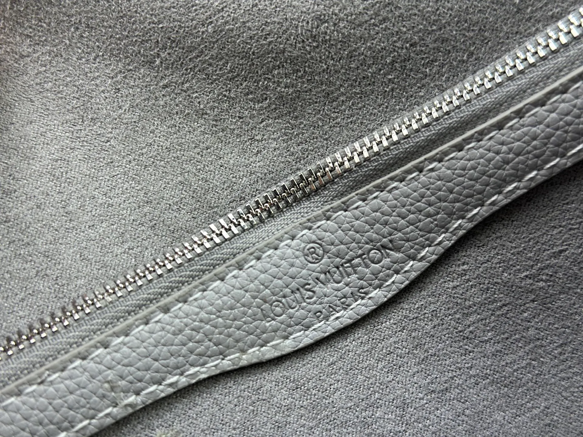 P220 Upgraded original M14214 M46583 M46584 M46386 M46388 M45985 Full leather baguette series New Diane handbag The Diane satchel is made of Monogram Empreinte, made of the brand's iconic embossed leather. This versatile bag comes with a removable leather shoulder strap that can be worn on the shoulder or by hand, as well as a wide removable full leather crossbody bag with 'Louis Vuitton' printed strap. This versatile bag can be styled in chic or sporty fashion to match the overall style or mood. Dimensions: 25.0 × 9.0 × 15.0 cm
