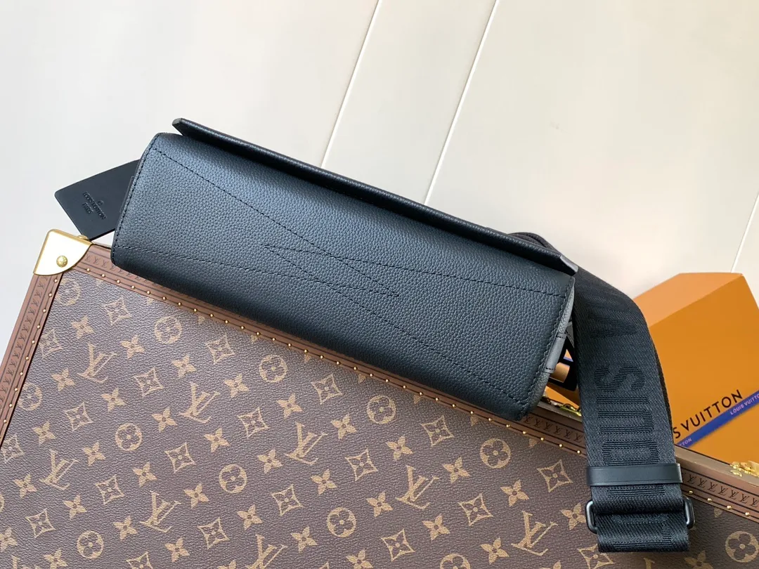 💰1120 (top layer leather) top original order M57080 black M21363 blue 22505 asphalt gray 23709 navy blue top original order transcoding chip LV Aerogram The minimalist design of the messenger bag is full of trendy atmosphere: the customizable label on the fine cow leather surface looks like the stamps on old aviation letterheads, the right-angled flap opens the interior space, which can accommodate mobile phones, tablets and documents, and the zippered back pocket securely stores valuables. 27.0