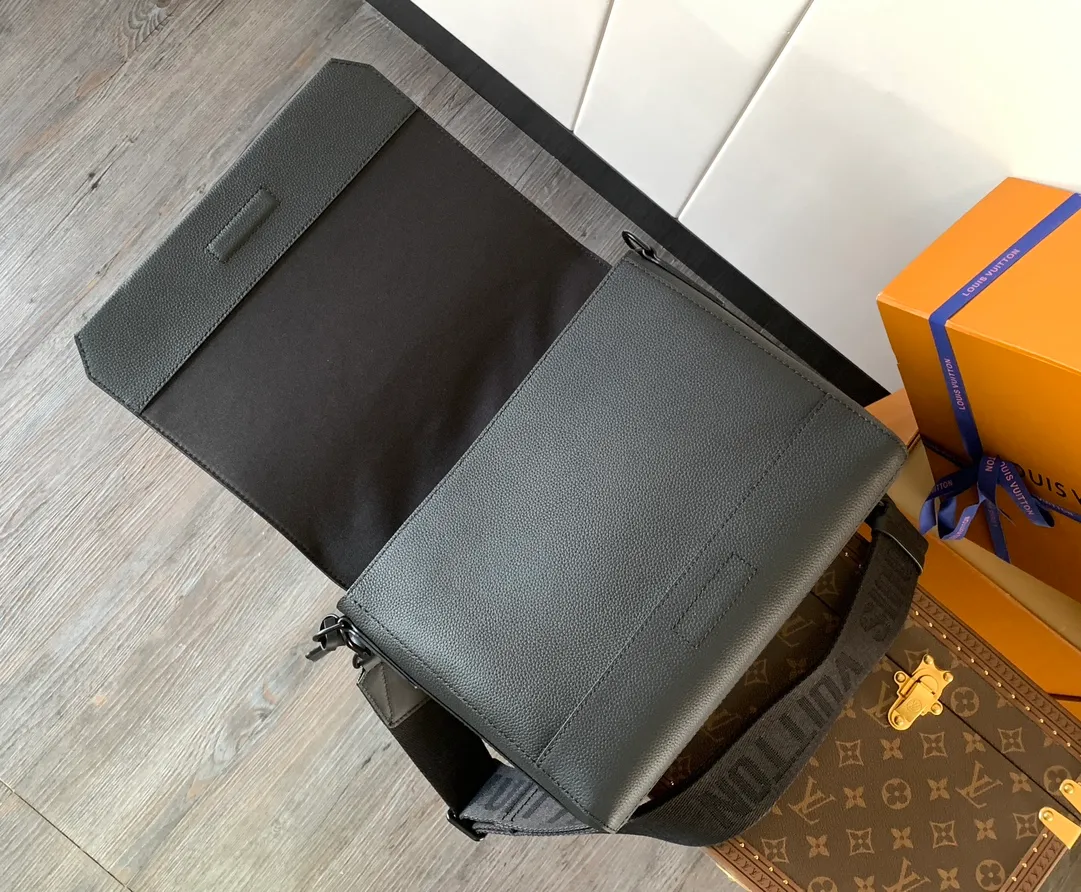 💰1120 (top layer leather) top original order M57080 black M21363 blue 22505 asphalt gray 23709 navy blue top original order transcoding chip LV Aerogram The minimalist design of the messenger bag is full of trendy atmosphere: the customizable label on the fine cow leather surface looks like the stamps on old aviation letterheads, the right-angled flap opens the interior space, which can accommodate mobile phones, tablets and documents, and the zippered back pocket securely stores valuables. 27.0