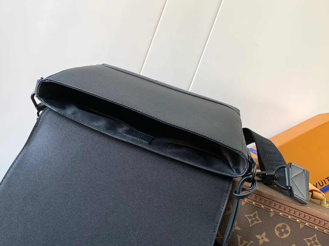 💰1120 (top layer leather) top original order M57080 black M21363 blue 22505 asphalt gray 23709 navy blue top original order transcoding chip LV Aerogram The minimalist design of the messenger bag is full of trendy atmosphere: the customizable label on the fine cow leather surface looks like the stamps on old aviation letterheads, the right-angled flap opens the interior space, which can accommodate mobile phones, tablets and documents, and the zippered back pocket securely stores valuables. 27.0