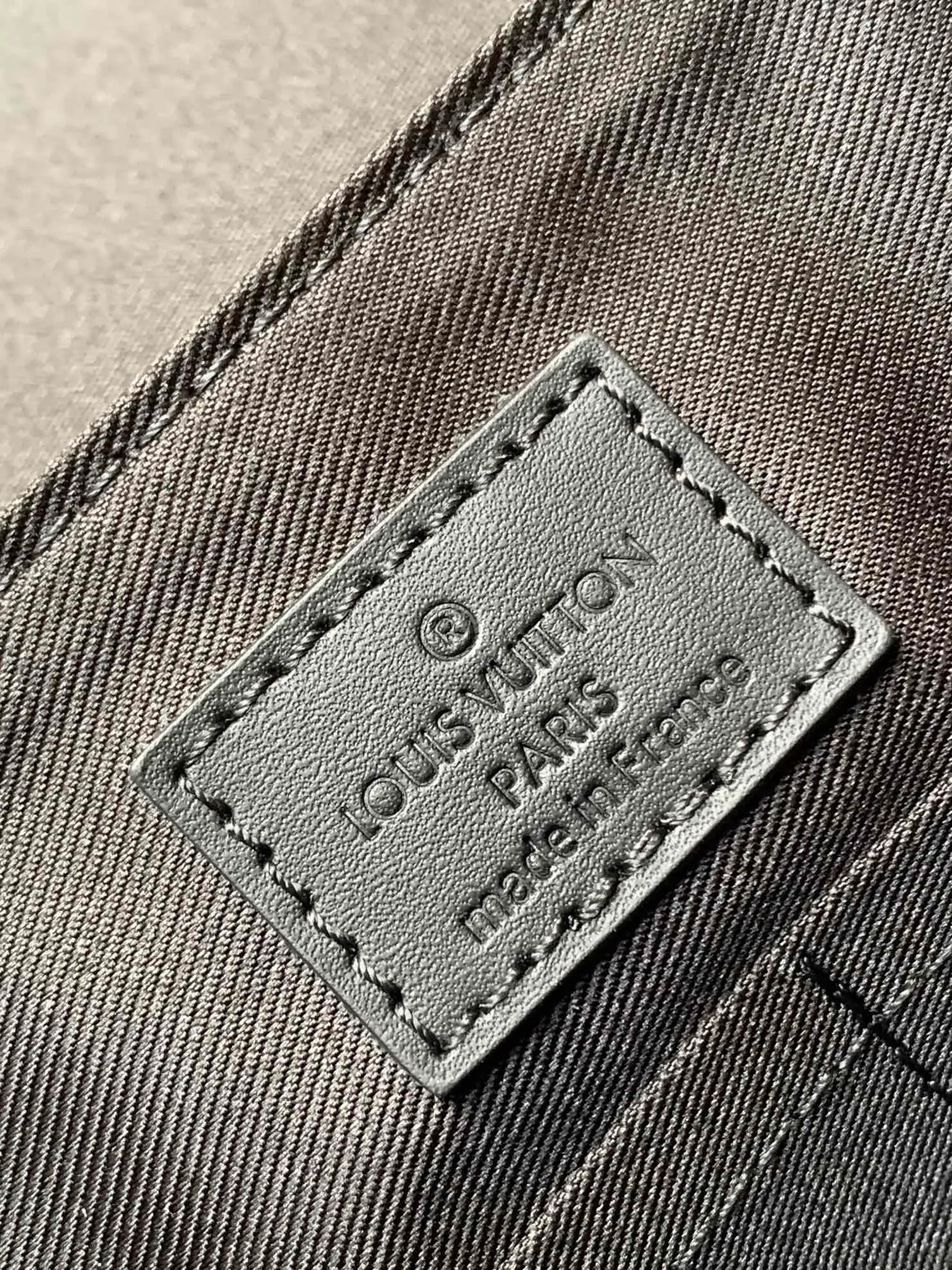 💰1120 (top layer leather) top original order M57080 black M21363 blue 22505 asphalt gray 23709 navy blue top original order transcoding chip LV Aerogram The minimalist design of the messenger bag is full of trendy atmosphere: the customizable label on the fine cow leather surface looks like the stamps on old aviation letterheads, the right-angled flap opens the interior space, which can accommodate mobile phones, tablets and documents, and the zippered back pocket securely stores valuables. 27.0