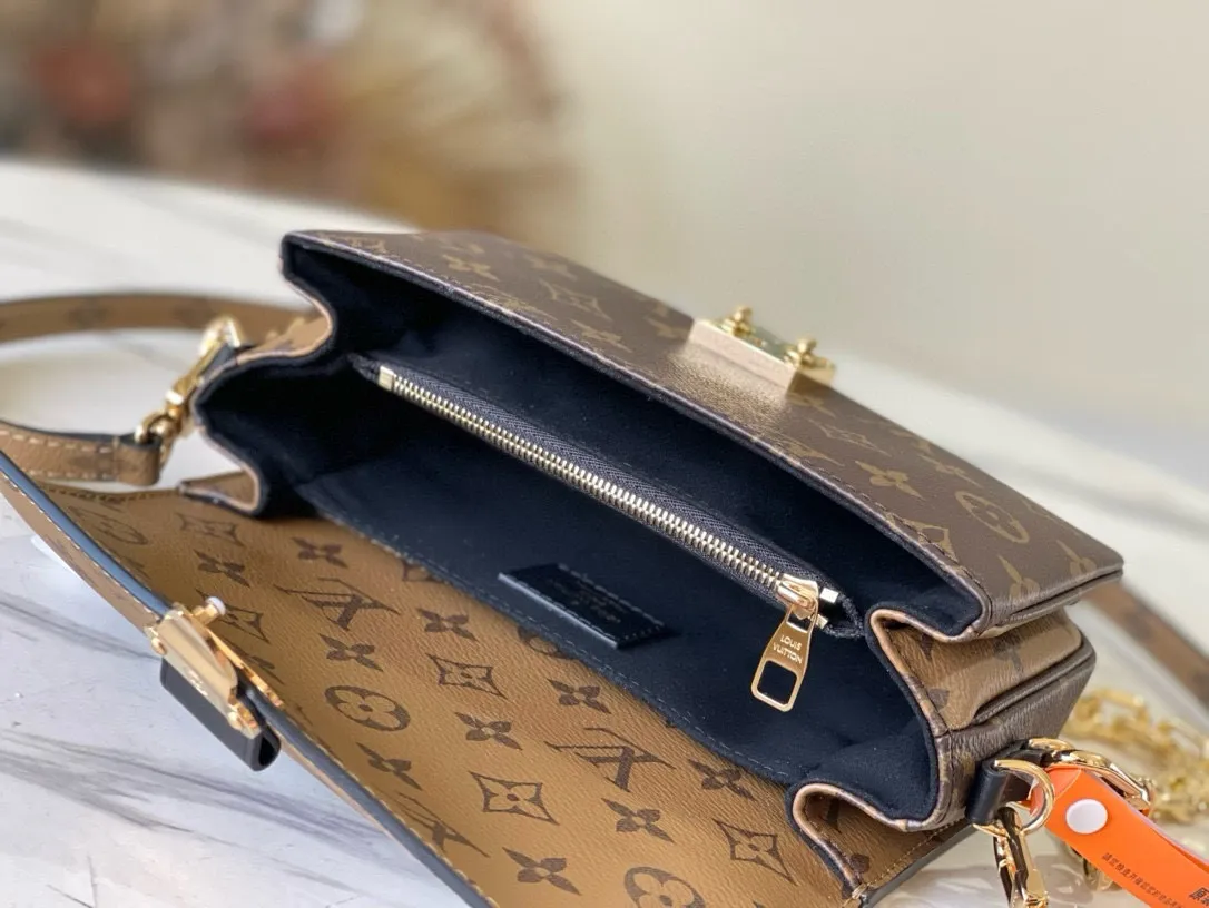 💰800 (Steel Hardware) Top Original M46279 Yellow Flower Pochette Métis East West handbag is made of Monogram canvas, cow leather trim and S-lock lock. While continuing the classic elements, it also has modern details such as a short chain on the shoulder. Generously constructed with compartments, zippered interior and exterior pockets to easily store your iPhone 13. Dimensions: 21.5 x 13.5 x 6 cm