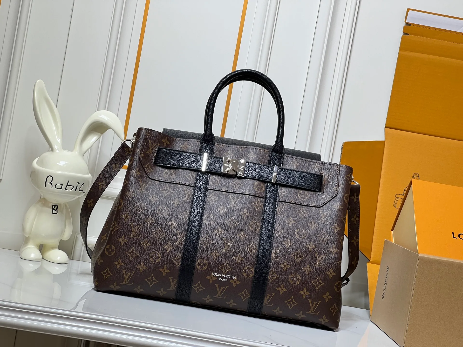 Batch 380💰Upgraded original M23153 M23154 M11663 This Georges Tote medium handbag is made of Cuir Millesime grained cow leather, with deep tones to enhance the elegance, and the S-lock lock, extended handle and unique silhouette highlight the avant-garde style. The cow leather is sourced from Domaine des Massifs, ensuring excellent quality and ethical farming principles. Dimensions: 41.0 x 29.0 x 14.0 cm (length x height x width)