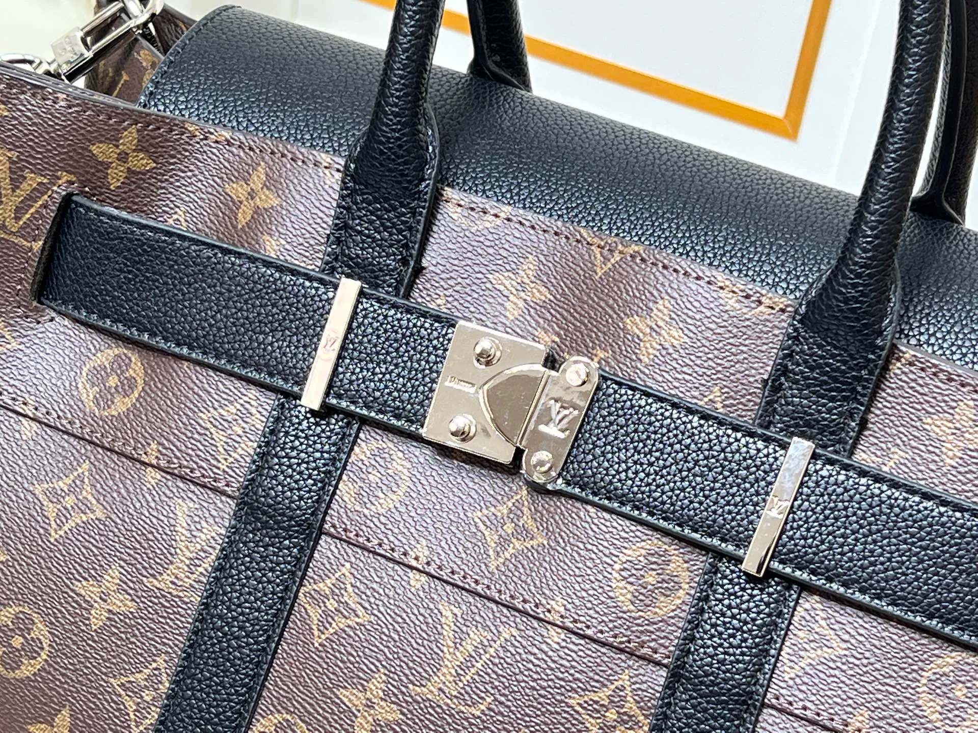 Batch 380💰Upgraded original M23153 M23154 M11663 This Georges Tote medium handbag is made of Cuir Millesime grained cow leather, with deep tones to enhance the elegance, and the S-lock lock, extended handle and unique silhouette highlight the avant-garde style. The cow leather is sourced from Domaine des Massifs, ensuring excellent quality and ethical farming principles. Dimensions: 41.0 x 29.0 x 14.0 cm (length x height x width)