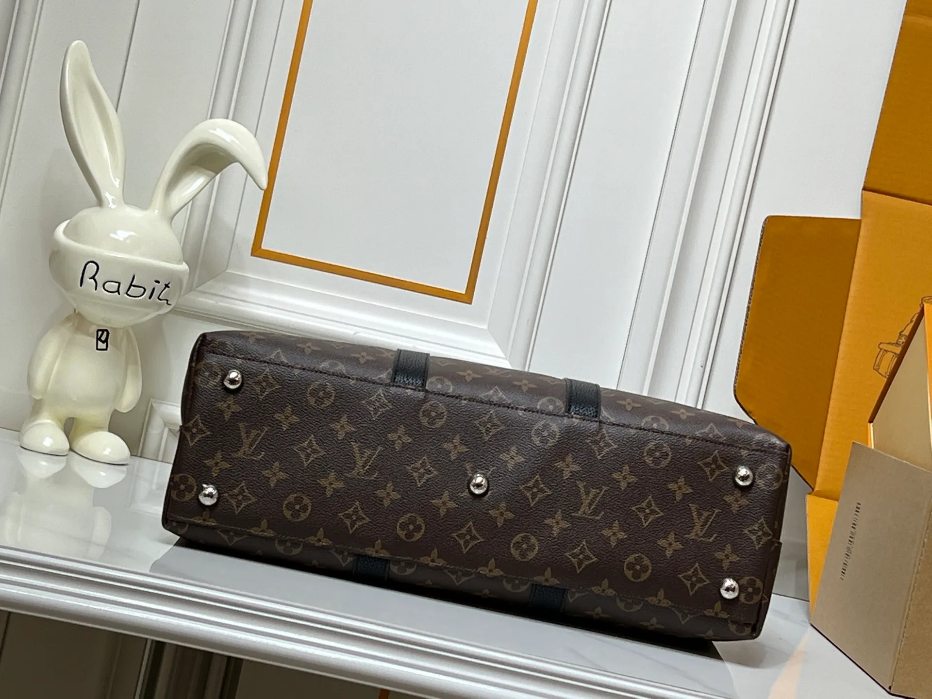Batch 380💰Upgraded original M23153 M23154 M11663 This Georges Tote medium handbag is made of Cuir Millesime grained cow leather, with deep tones to enhance the elegance, and the S-lock lock, extended handle and unique silhouette highlight the avant-garde style. The cow leather is sourced from Domaine des Massifs, ensuring excellent quality and ethical farming principles. Dimensions: 41.0 x 29.0 x 14.0 cm (length x height x width)