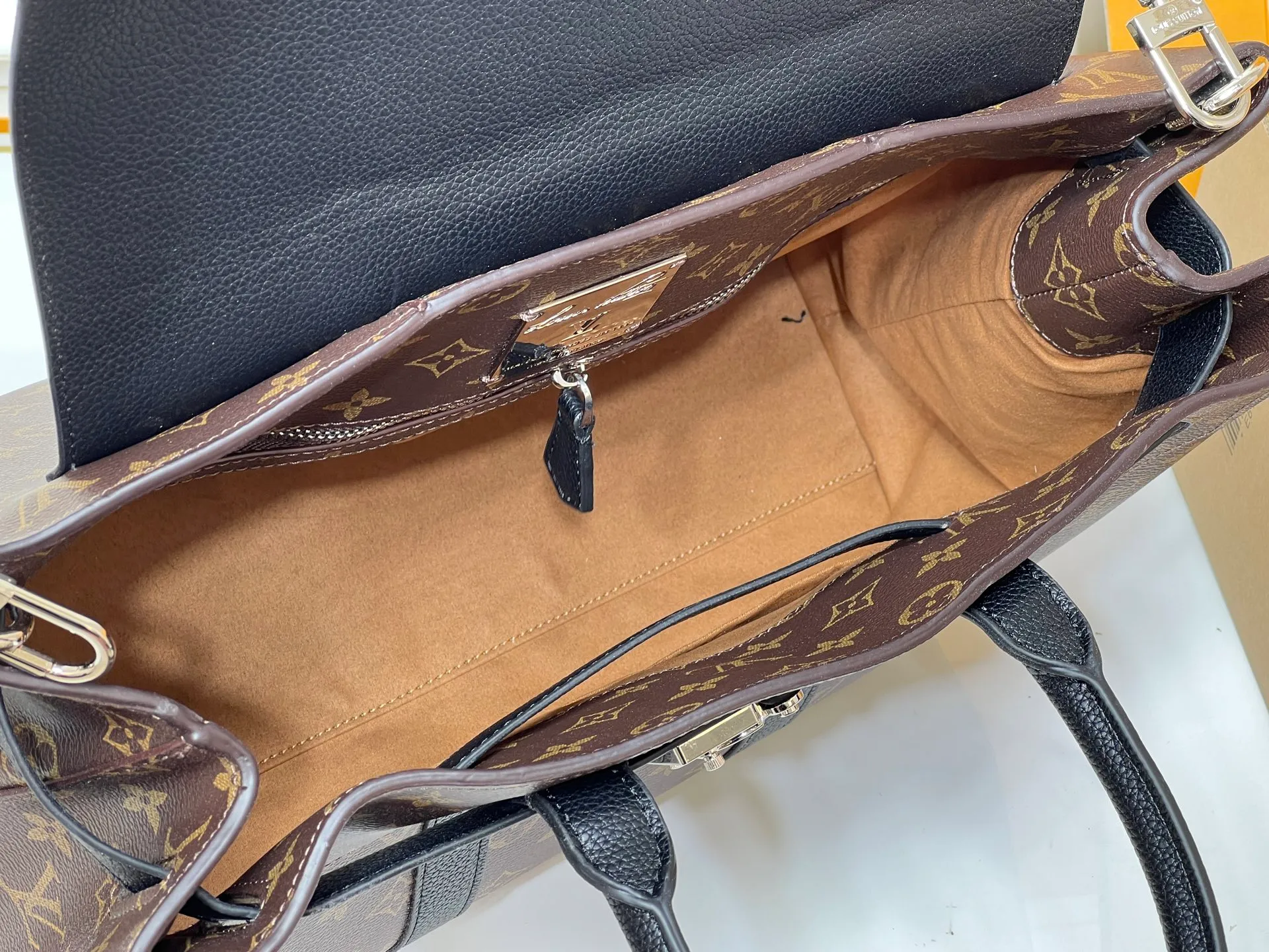 Batch 380💰Upgraded original M23153 M23154 M11663 This Georges Tote medium handbag is made of Cuir Millesime grained cow leather, with deep tones to enhance the elegance, and the S-lock lock, extended handle and unique silhouette highlight the avant-garde style. The cow leather is sourced from Domaine des Massifs, ensuring excellent quality and ethical farming principles. Dimensions: 41.0 x 29.0 x 14.0 cm (length x height x width)