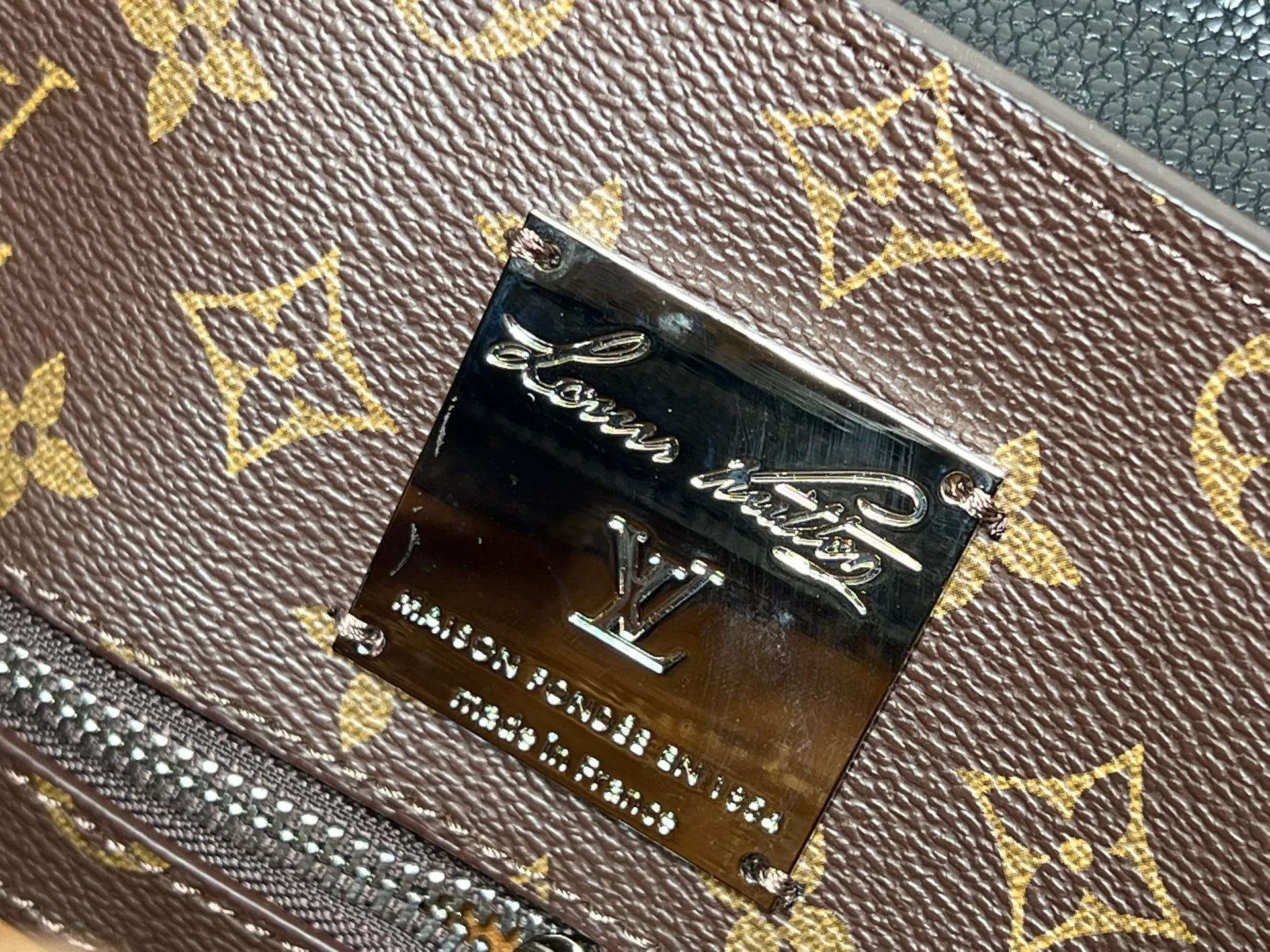 Batch 380💰Upgraded original M23153 M23154 M11663 This Georges Tote medium handbag is made of Cuir Millesime grained cow leather, with deep tones to enhance the elegance, and the S-lock lock, extended handle and unique silhouette highlight the avant-garde style. The cow leather is sourced from Domaine des Massifs, ensuring excellent quality and ethical farming principles. Dimensions: 41.0 x 29.0 x 14.0 cm (length x height x width)