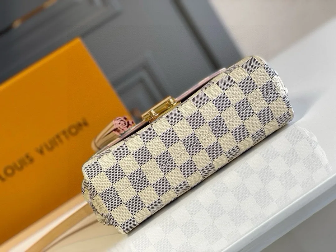 💰800 Top Original N41581 CROISETTE Handbag This small and comfortable Croisette handbag has exquisite details and complete functions, enough to become your new favorite. Removable tassels add a playful touch to the elegant design. Versatile, it can be handheld, carried on the shoulder, or carried cross-body. Detailed features 25 x 17 x 9.5 cm (Length x Height x Width) Exterior in Damier Azur coated canvas Natural cowhide leather trim Pink fabric lining Gold-tone hardware Flap and buckle closure Removable tassel in natural cowhide leather Flat inner bag Shoulder strap: removable, not adjustable Half-length strap: 56.0 cm Handle: Single handle