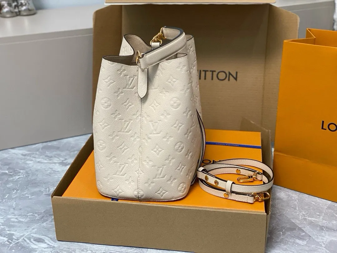 💰1060 (top layer leather) top original order] M46526 milk white full leather embossed bucket bag series NÉONOÉ medium handbag The NéoNoé medium bucket bag is one of Louis Vuitton's iconic designs. This time, it uses slightly shiny Monogram Empreinte leather, with soft colors to highlight the Monogram flower and LV letter embossing, and is paired with microfiber lining to flexibly integrate into the four-season look. The top handle and leather shoulder strap allow for multiple carrying options. Detailed features 26 x 26 x 17.5 cm.