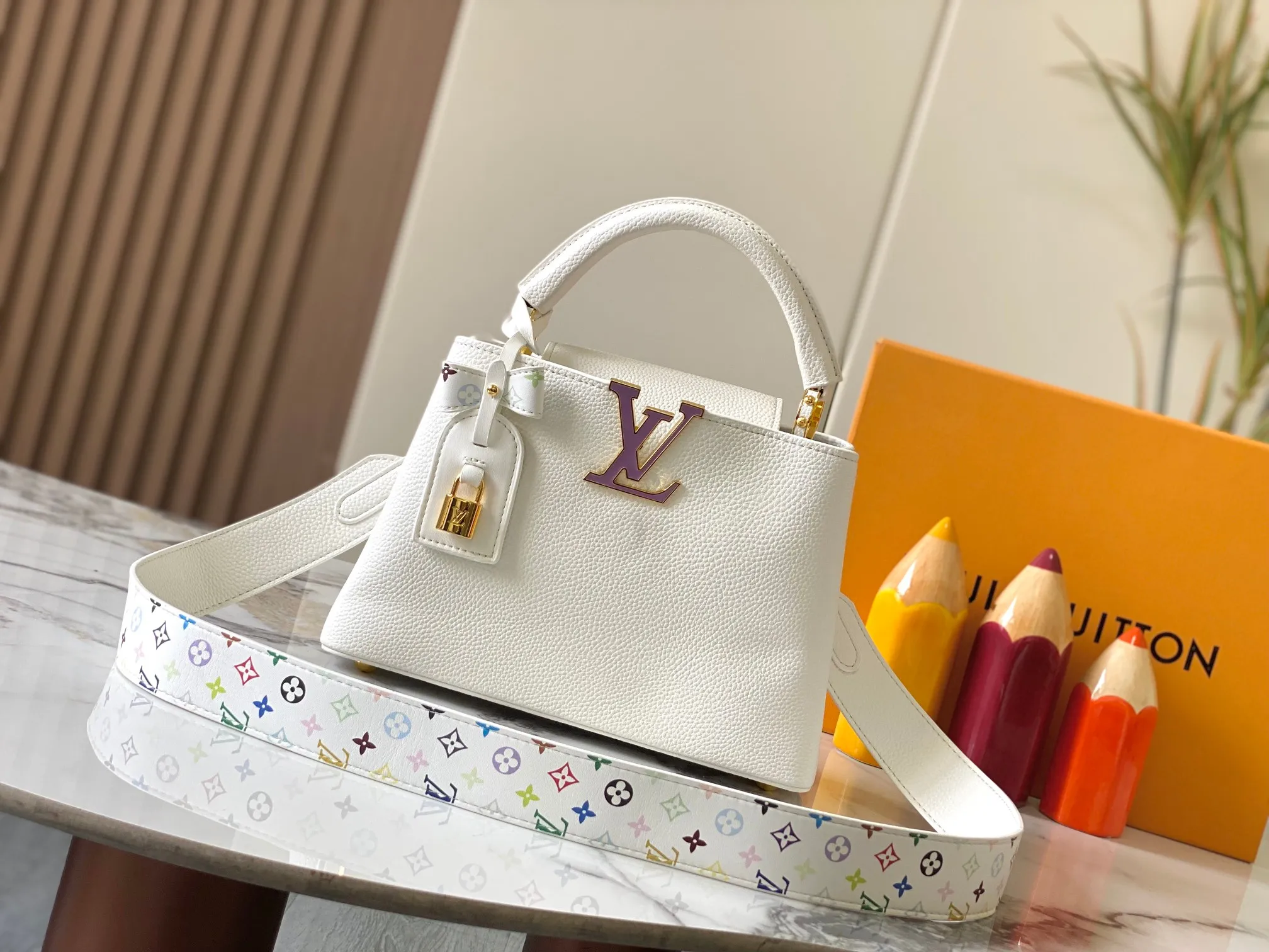 p460 [Guangzhou top quality original version] Capucines BB Model: 12353 white 33 colors Material: litchi pattern Hardware upgrade Highlights: LV initials, unique edge ring, fine Monogram flowers on the flip cover. Size: 27×18×9cm