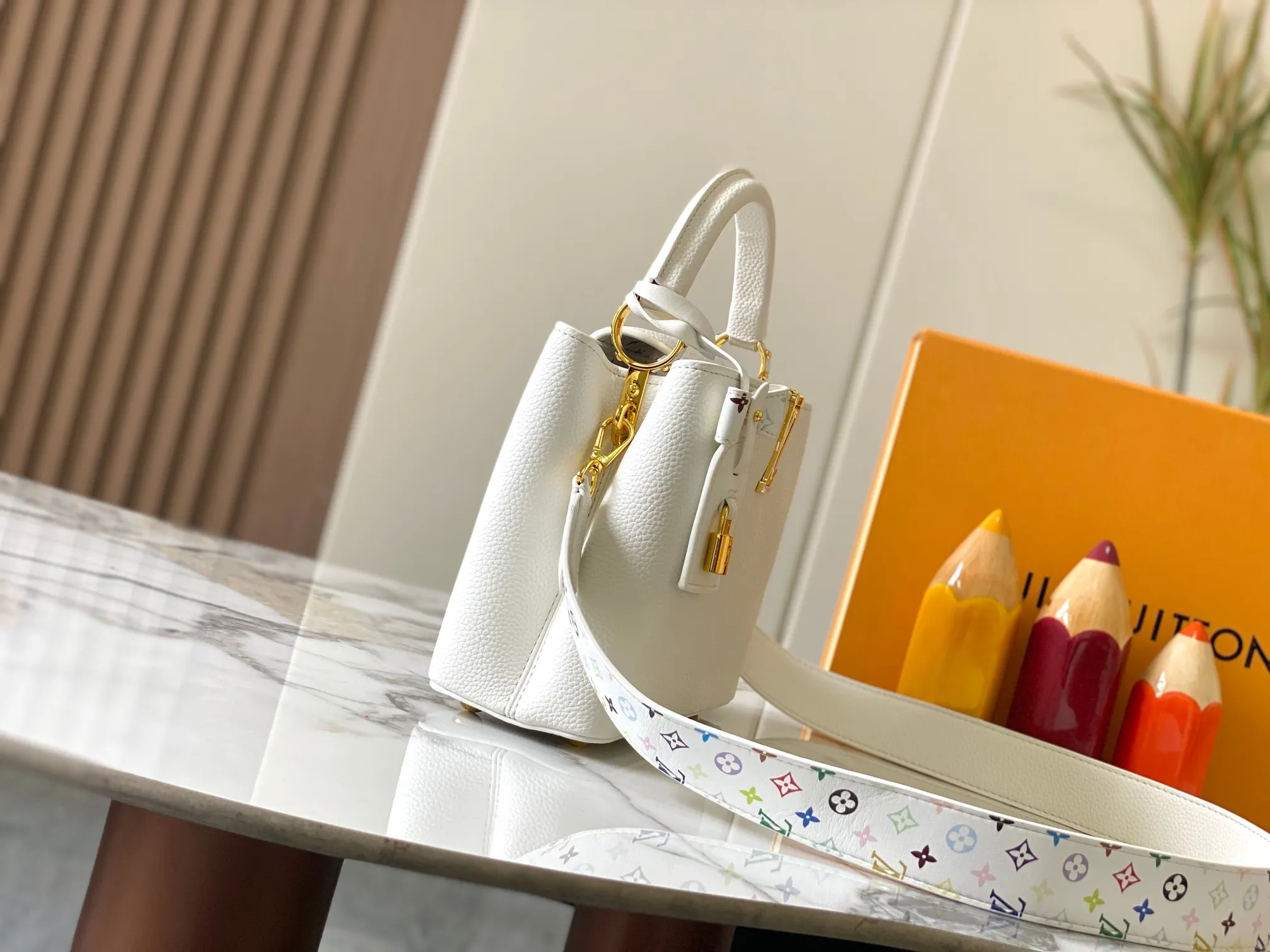 p460 [Guangzhou top quality original version] Capucines BB Model: 12353 white 33 colors Material: litchi pattern Hardware upgrade Highlights: LV initials, unique edge ring, fine Monogram flowers on the flip cover. Size: 27×18×9cm