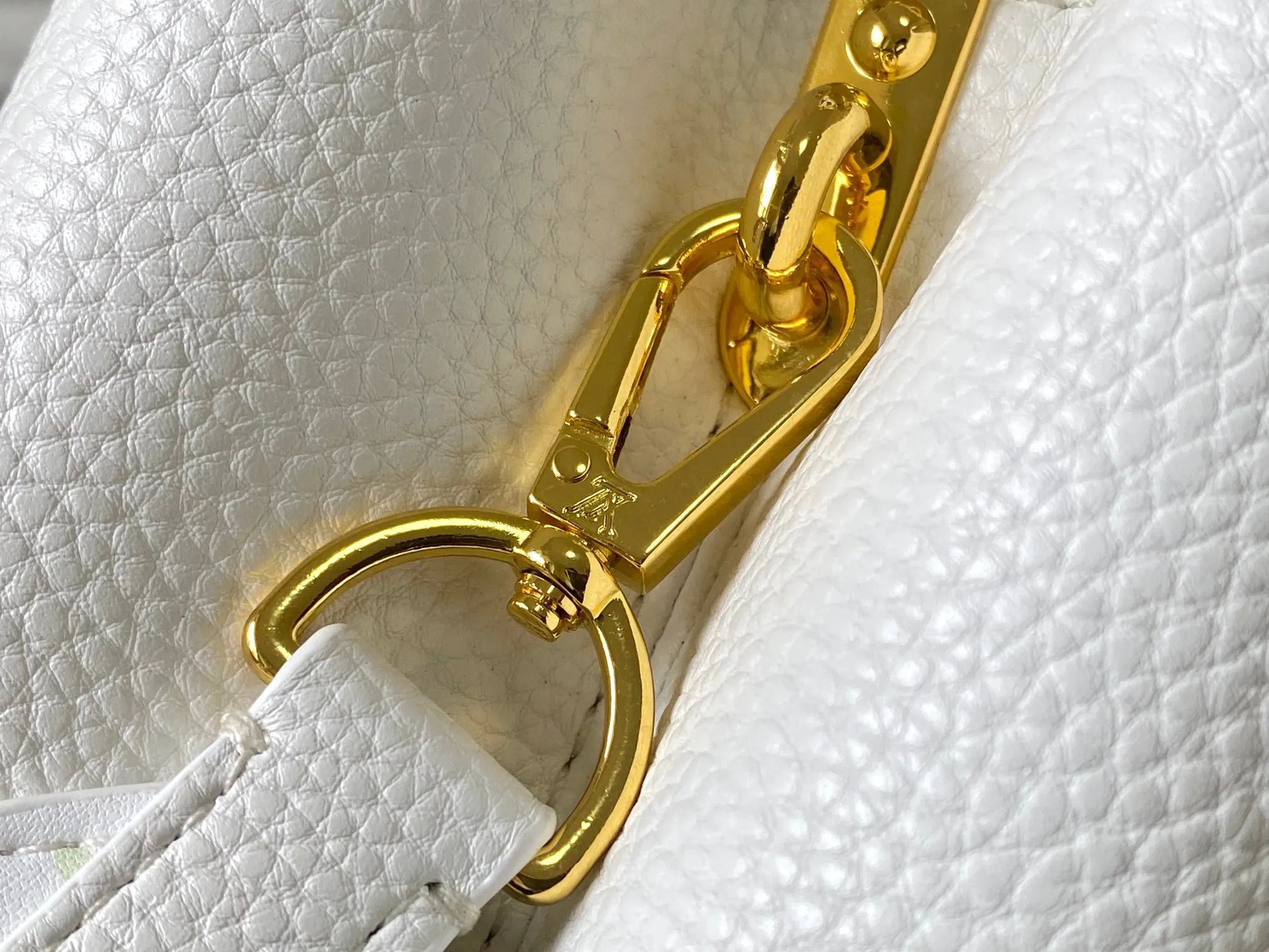 p460 [Guangzhou top quality original version] Capucines BB Model: 12353 white 33 colors Material: litchi pattern Hardware upgrade Highlights: LV initials, unique edge ring, fine Monogram flowers on the flip cover. Size: 27×18×9cm