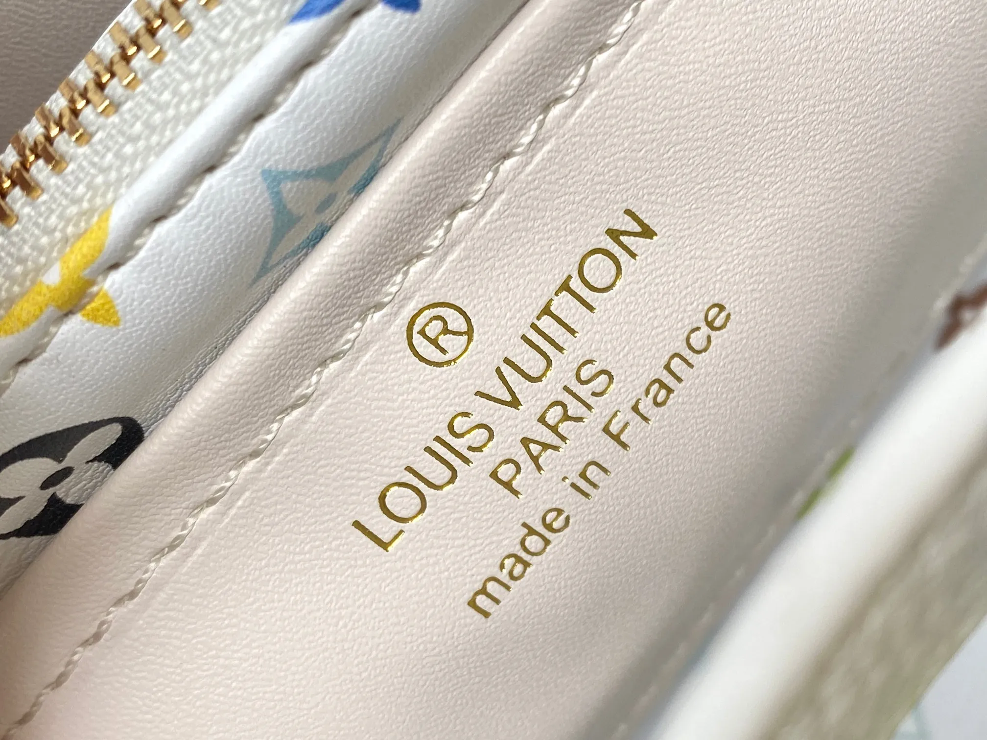 p460 [Guangzhou top quality original version] Capucines BB Model: 12353 white 33 colors Material: litchi pattern Hardware upgrade Highlights: LV initials, unique edge ring, fine Monogram flowers on the flip cover. Size: 27×18×9cm