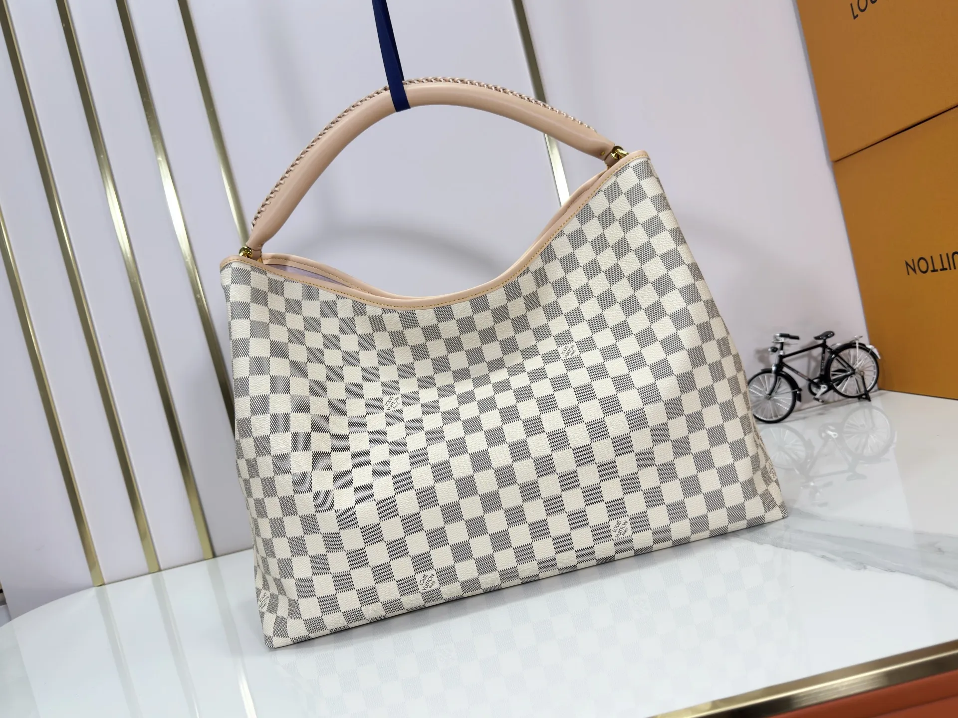 P280 upgrades the original M25877 Again handbag, a new interpretation of the iconic Artsy design first launched in 2010, now more flexible, more iconic and more refined. Rooted in LV’s DNA, this bag pays homage to Louis Vuitton’s craftsmanship with its classic Monogram canvas base, hand-woven handles and customizable name tag. It's spacious enough to hold a laptop and opens to reveal multiple pockets. Gold hooks can be used to hang playful accessories! ! Size:50x30x15.5CM