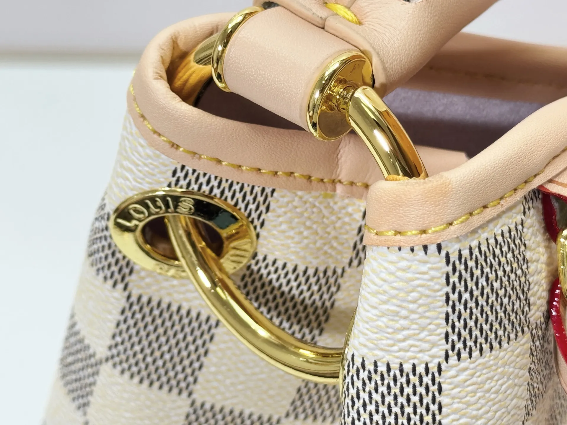 P280 upgrades the original M25877 Again handbag, a new interpretation of the iconic Artsy design first launched in 2010, now more flexible, more iconic and more refined. Rooted in LV’s DNA, this bag pays homage to Louis Vuitton’s craftsmanship with its classic Monogram canvas base, hand-woven handles and customizable name tag. It's spacious enough to hold a laptop and opens to reveal multiple pockets. Gold hooks can be used to hang playful accessories! ! Size:50x30x15.5CM