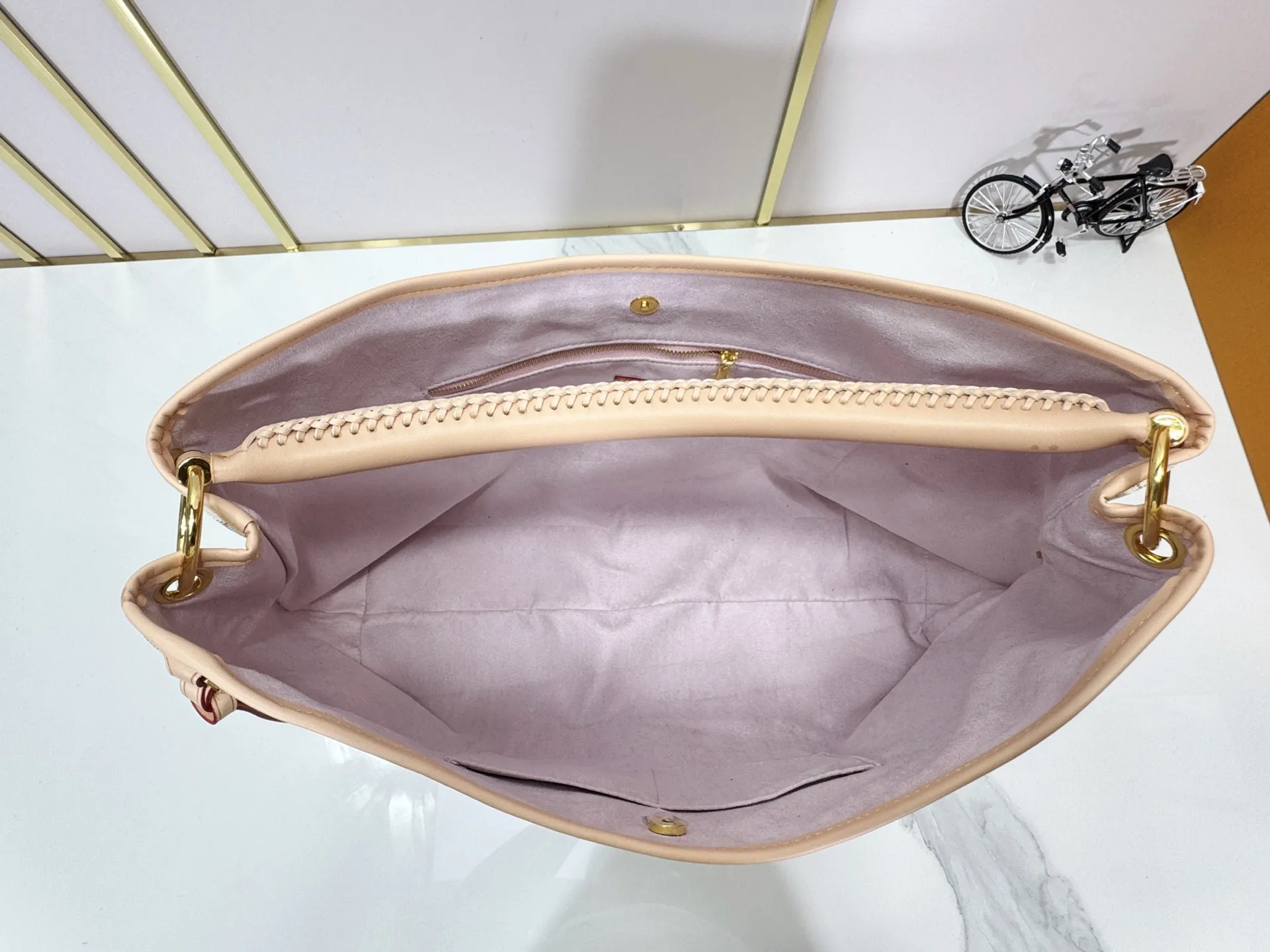 P280 upgrades the original M25877 Again handbag, a new interpretation of the iconic Artsy design first launched in 2010, now more flexible, more iconic and more refined. Rooted in LV’s DNA, this bag pays homage to Louis Vuitton’s craftsmanship with its classic Monogram canvas base, hand-woven handles and customizable name tag. It's spacious enough to hold a laptop and opens to reveal multiple pockets. Gold hooks can be used to hang playful accessories! ! Size:50x30x15.5CM