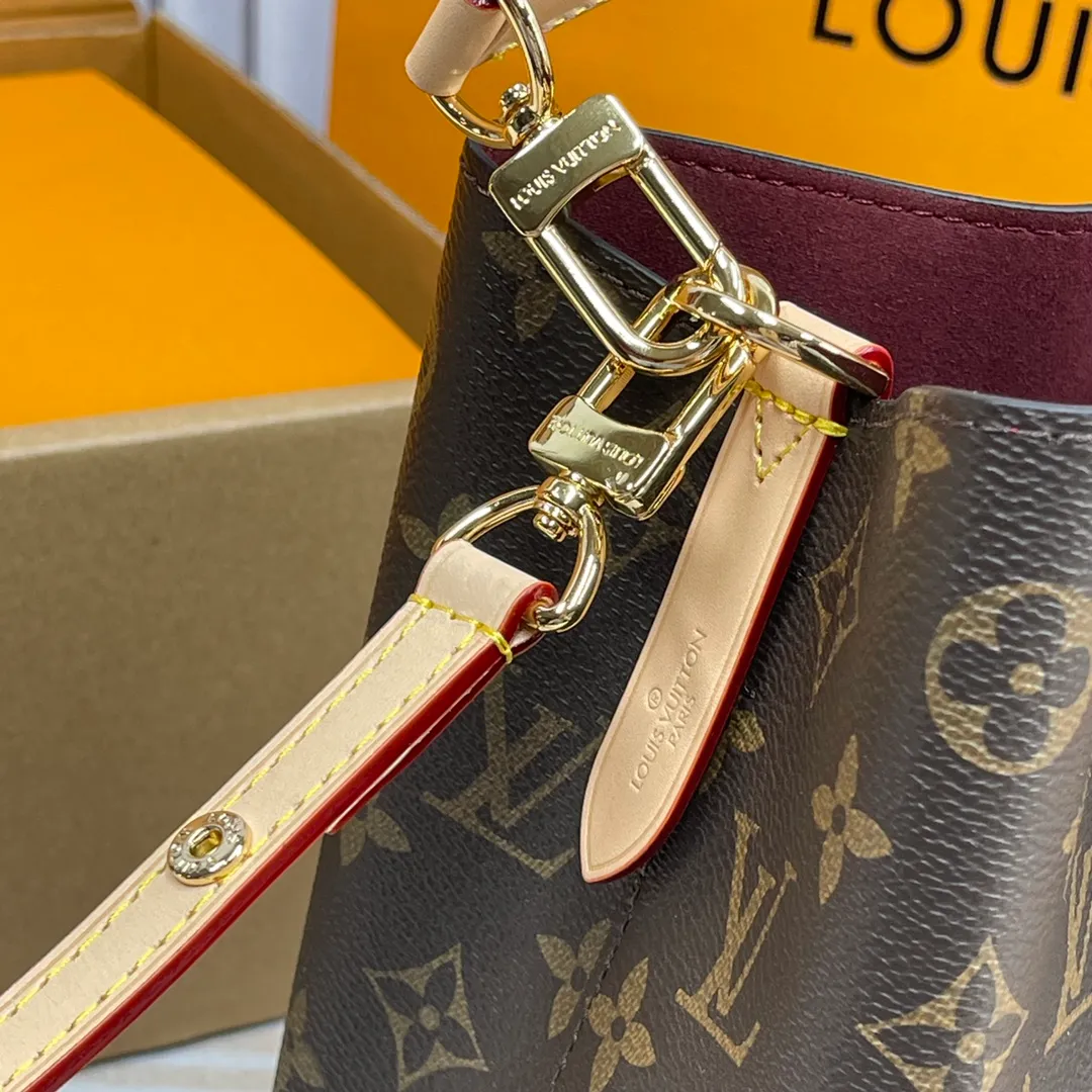 [Upgraded version] P640🐶Upgraded version. High quality. Semi-steel hardware M46581❣️🐶 Comes with complete packaging.❣️NÉONOÉ BB handbag. Classic Monogram canvas and distressed leather create unique handbags. One of Louis Vuitton's iconic handbags-Néo Noé BB handbag is also included in this list. Item can be styled in a variety of ways with removable handles and removable and adjustable straps Dimensions: 20 x 20 x 13 cm