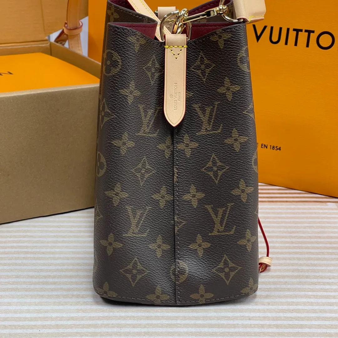 [Upgraded version] P640🐶Upgraded version. High quality. Semi-steel hardware M46581❣️🐶 Comes with complete packaging.❣️NÉONOÉ BB handbag. Classic Monogram canvas and distressed leather create unique handbags. One of Louis Vuitton's iconic handbags-Néo Noé BB handbag is also included in this list. Item can be styled in a variety of ways with removable handles and removable and adjustable straps Dimensions: 20 x 20 x 13 cm