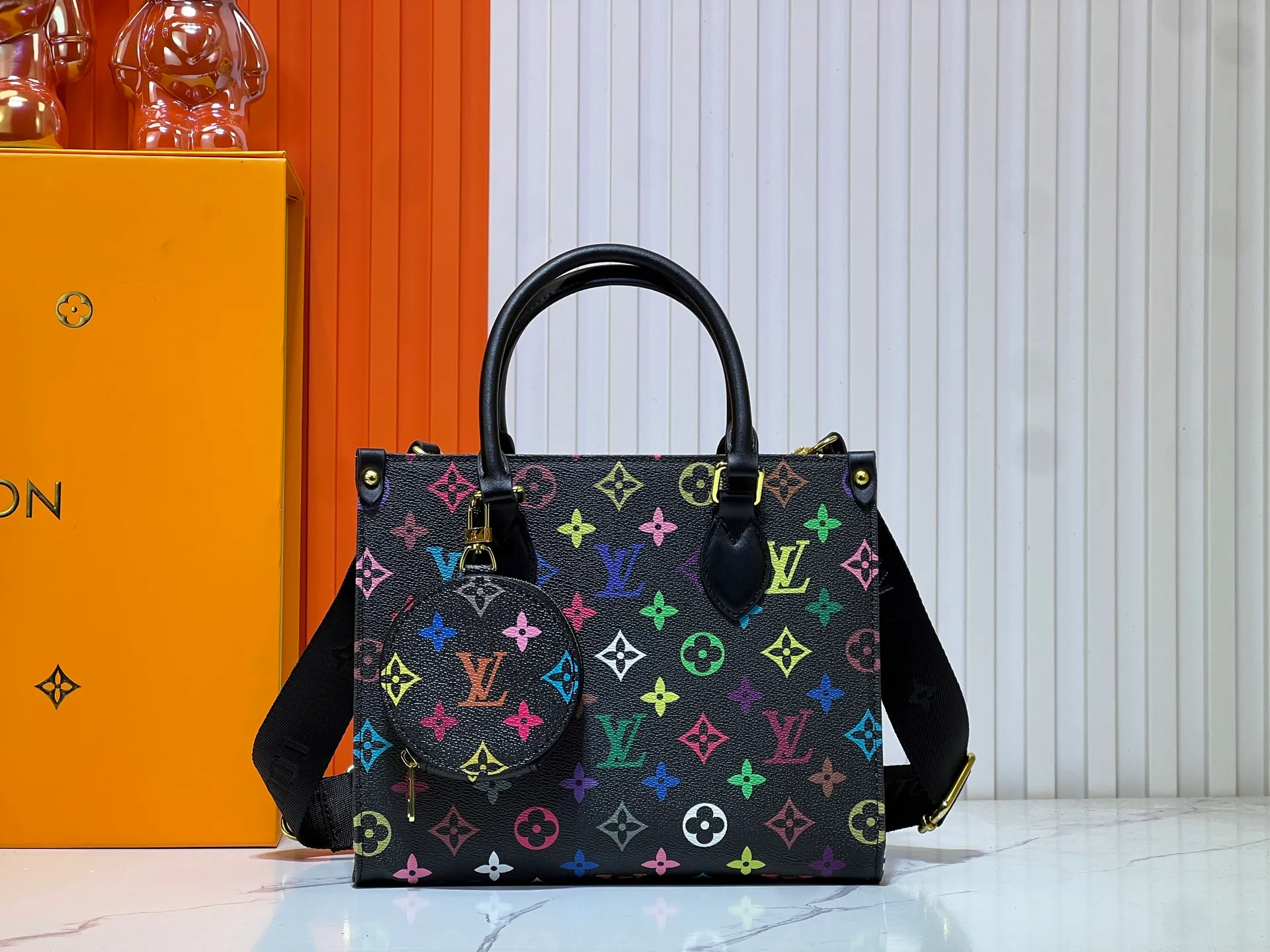 Batch 320💰Upgraded original M46373 Murakami Takashi white tricolor black tricolor This OnTheGo small handbag is made of Monogram and Monogram Reverse canvas, with the Monogram Giant pattern embellished on it. The Toron handle and the jacquard textured shoulder strap decorated with the brand's logo create a visual contrast, and the detachable coin bag is suitable for storing change or small items. It combines fashionable charm with various functions, making it a good daily companion. 25.0 x 19.0 x 11.5 cm (length x height x width)