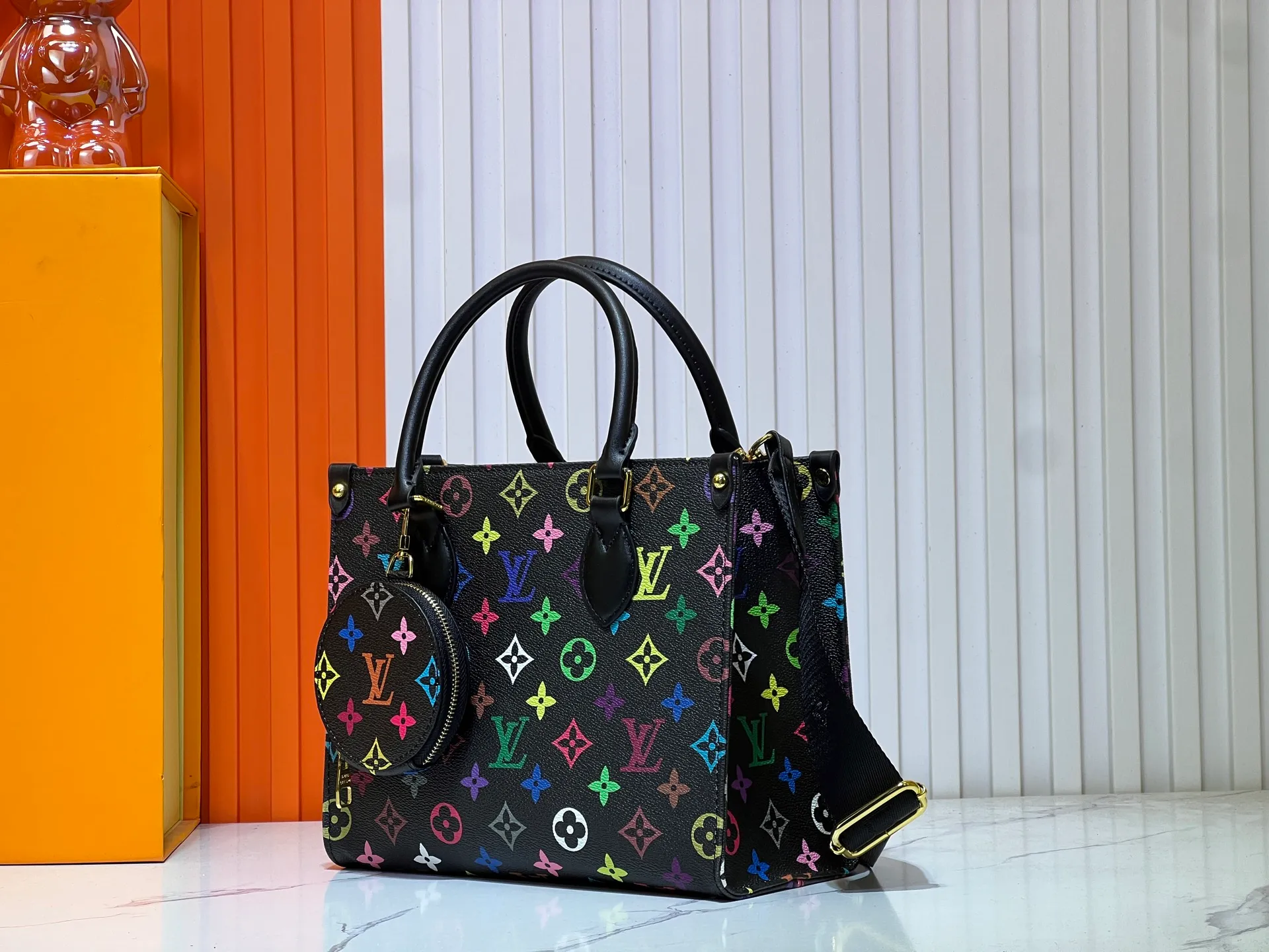 Batch 320💰Upgraded original M46373 Murakami Takashi white tricolor black tricolor This OnTheGo small handbag is made of Monogram and Monogram Reverse canvas, with the Monogram Giant pattern embellished on it. The Toron handle and the jacquard textured shoulder strap decorated with the brand's logo create a visual contrast, and the detachable coin bag is suitable for storing change or small items. It combines fashionable charm with various functions, making it a good daily companion. 25.0 x 19.0 x 11.5 cm (length x height x width)