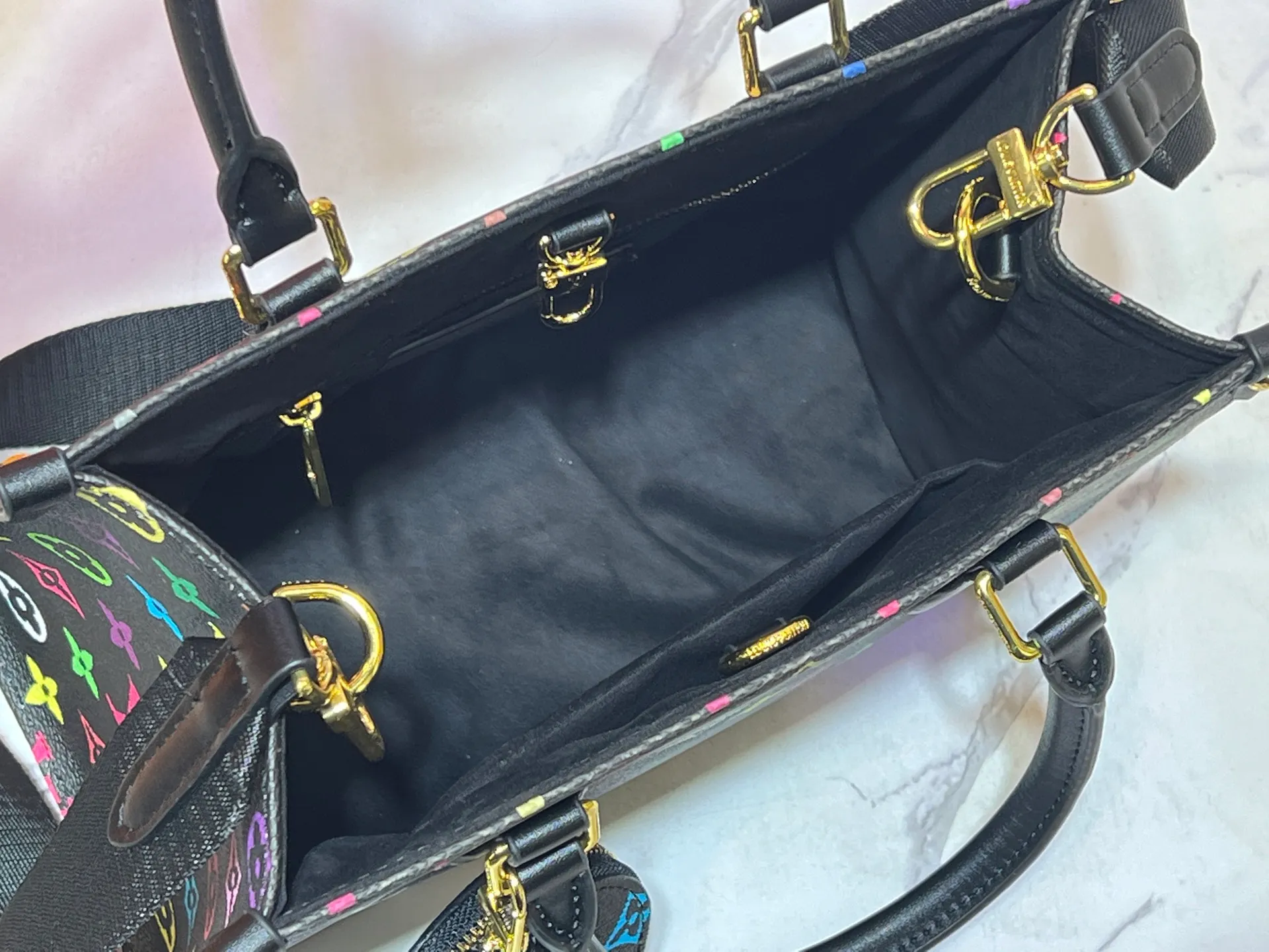 Batch 320💰Upgraded original M46373 Murakami Takashi white tricolor black tricolor This OnTheGo small handbag is made of Monogram and Monogram Reverse canvas, with the Monogram Giant pattern embellished on it. The Toron handle and the jacquard textured shoulder strap decorated with the brand's logo create a visual contrast, and the detachable coin bag is suitable for storing change or small items. It combines fashionable charm with various functions, making it a good daily companion. 25.0 x 19.0 x 11.5 cm (length x height x width)