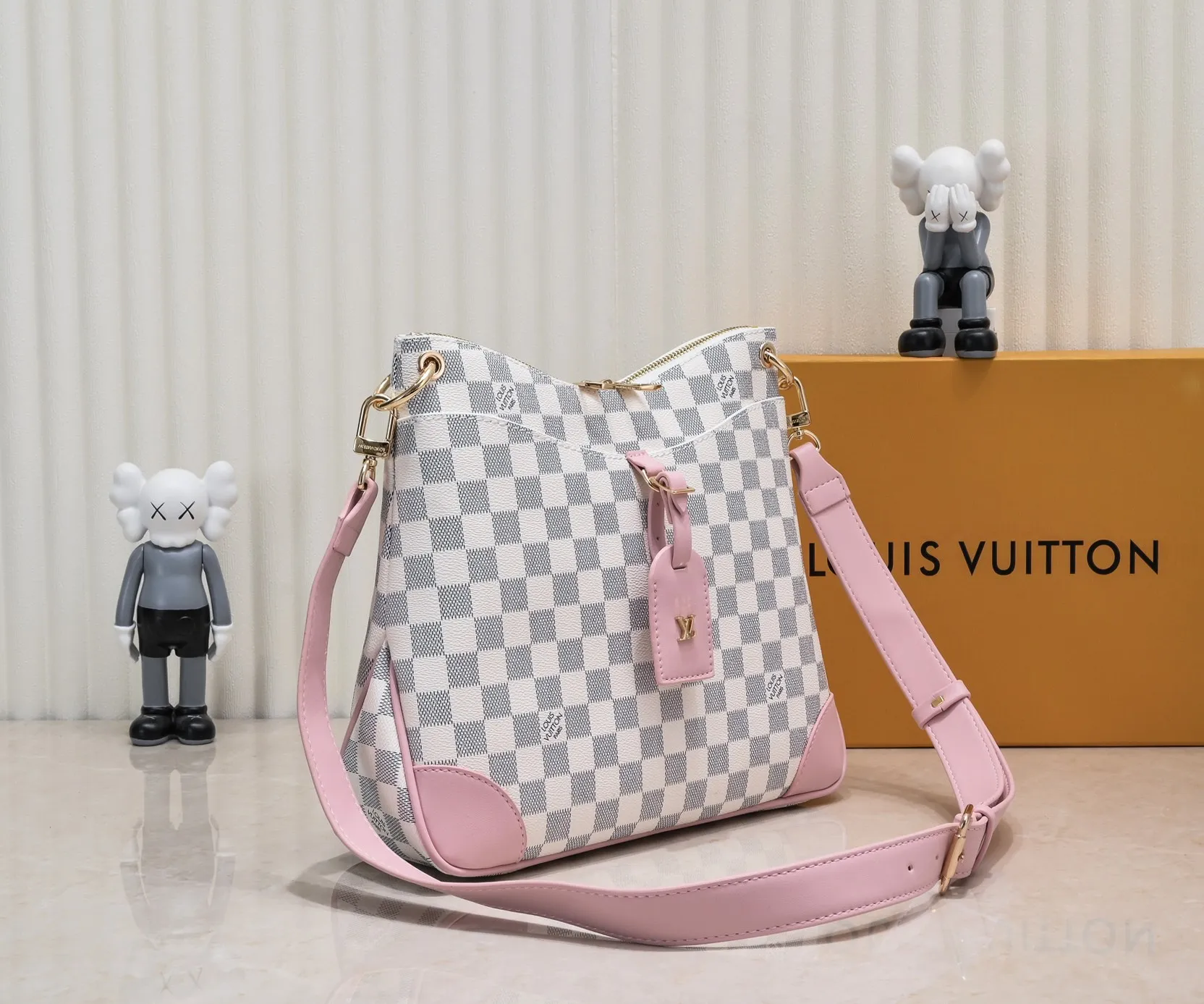 💰Large 300💰💰Small 280💰Upgraded from the original M45353 M45354 M45355 A new Odeon medium and small handbag is launched in the autumn and winter of 2020, using Monogram canvas and reinforced leather corners to convey a retro feel. The adjustable shoulder strap makes it easy to carry on the shoulder or across the body, and the zipper allows easy access to your belongings. Monogram coated canvas Semi-distressed vegetable tanned leather Natural cowhide and colorful cowhide trim Fabric lining Metal hardware Leather corners Shoulder strap loops Double zip closure External patch pocket with magnetic closure
