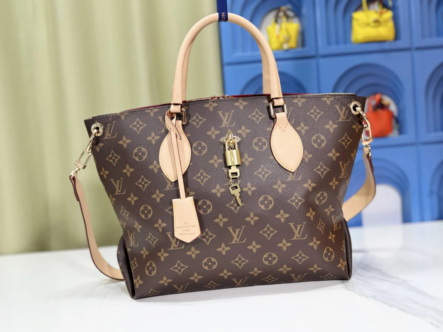 P Large 140 Small 130 Upgraded Original M44351 M44350 M44359 This FlowerBB zipper Tote handbag is made of soft Monogram canvas, equipped with smooth leather handles, shoulder straps and side seams. The shining golden metal flower padlock is the finishing touch. The versatile small bag has a soft, round shape that adds Louis Vuitton's signature femininity to casual looks. Large size 36-28-17, small size 29-23.5-13.5