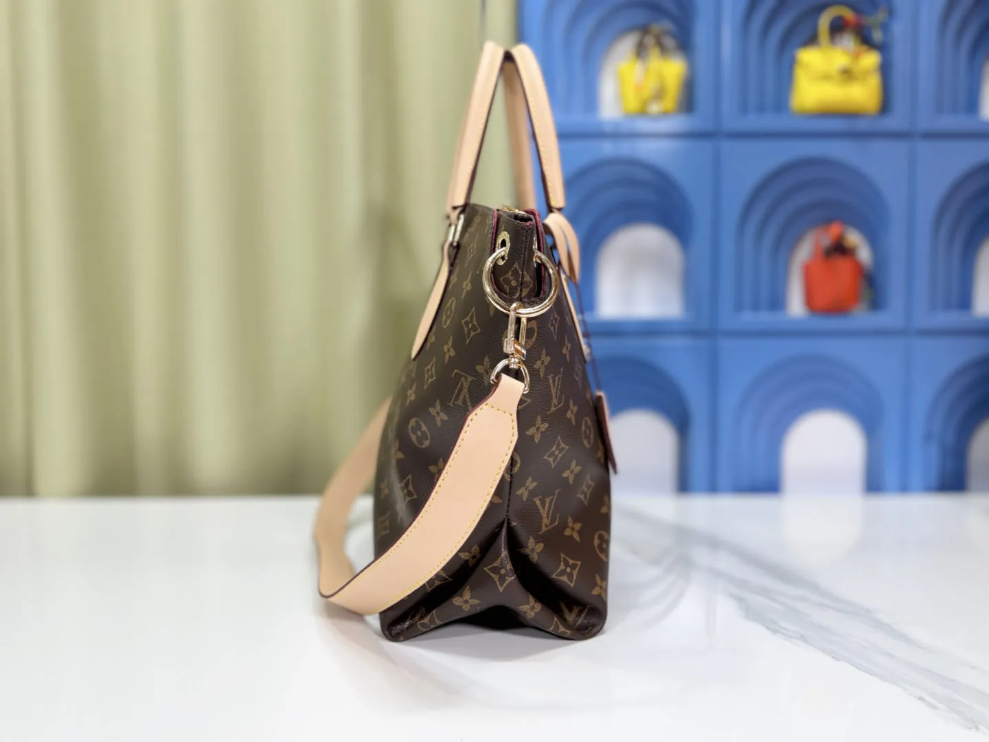 P Large 140 Small 130 Upgraded Original M44351 M44350 M44359 This FlowerBB zipper Tote handbag is made of soft Monogram canvas, equipped with smooth leather handles, shoulder straps and side seams. The shining golden metal flower padlock is the finishing touch. The versatile small bag has a soft, round shape that adds Louis Vuitton's signature femininity to casual looks. Large size 36-28-17, small size 29-23.5-13.5
