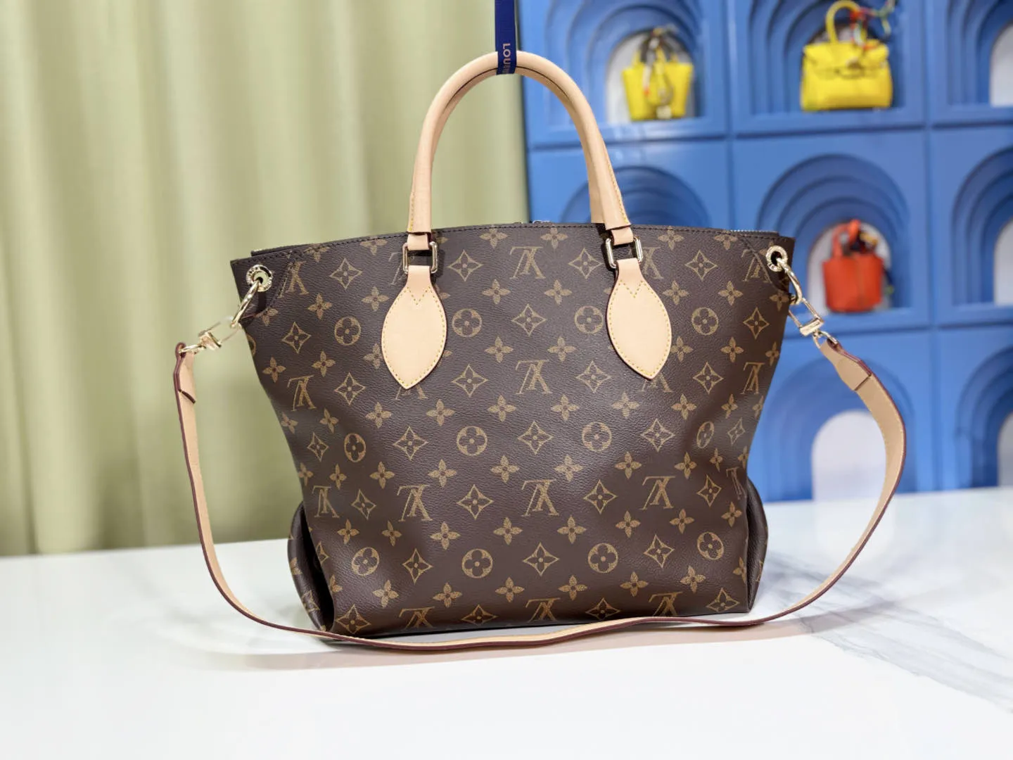 P Large 140 Small 130 Upgraded Original M44351 M44350 M44359 This FlowerBB zipper Tote handbag is made of soft Monogram canvas, equipped with smooth leather handles, shoulder straps and side seams. The shining golden metal flower padlock is the finishing touch. The versatile small bag has a soft, round shape that adds Louis Vuitton's signature femininity to casual looks. Large size 36-28-17, small size 29-23.5-13.5