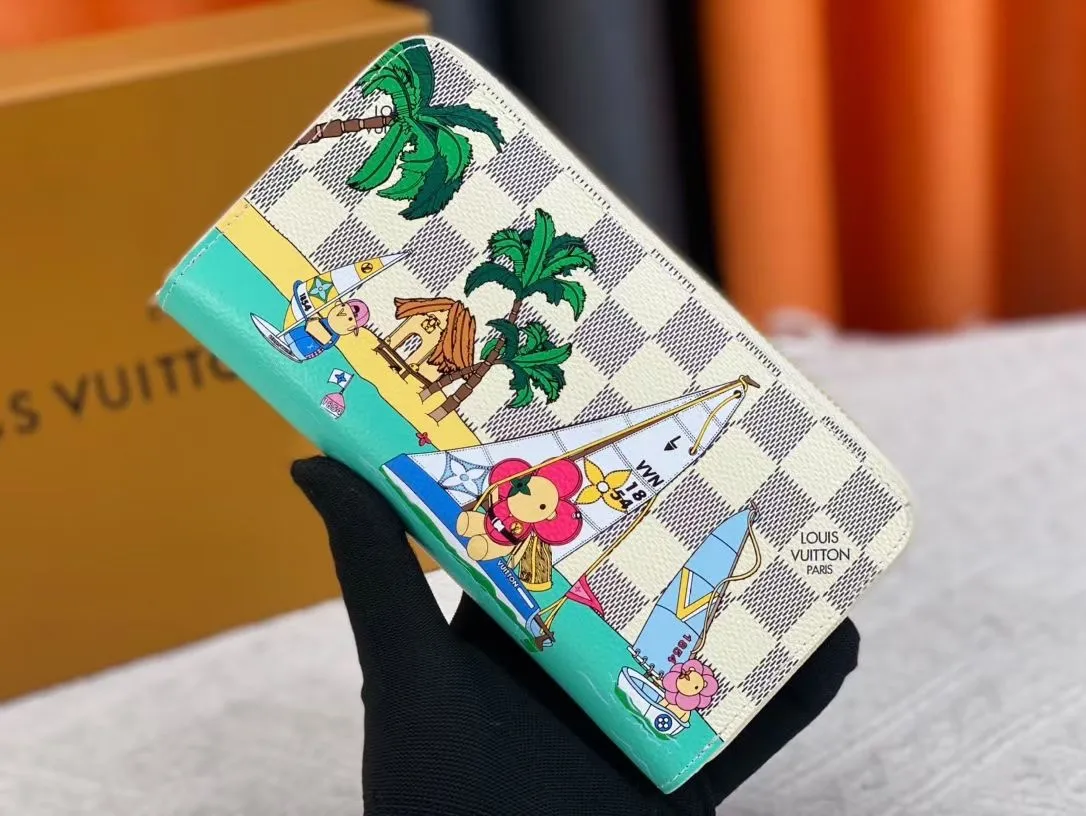 P150💰 M80857M60017 Japan limited wallet "Gibby Wallet", printed with Louis Vuitton's cute mascot "Vivian" illustration on single gram canvas. Brightly colored kites and cute mascots are combined, embellished with tiny single flowers. This is a collectible item that is perfect as a gift for those who love singles. Size: 19x 12.5x 3.0cm, 🎁🎁