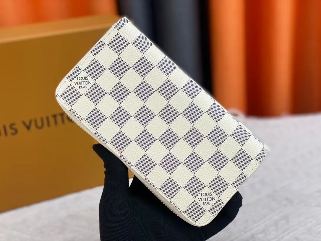 P150💰 M80857M60017 Japan limited wallet "Gibby Wallet", printed with Louis Vuitton's cute mascot "Vivian" illustration on single gram canvas. Brightly colored kites and cute mascots are combined, embellished with tiny single flowers. This is a collectible item that is perfect as a gift for those who love singles. Size: 19x 12.5x 3.0cm, 🎁🎁