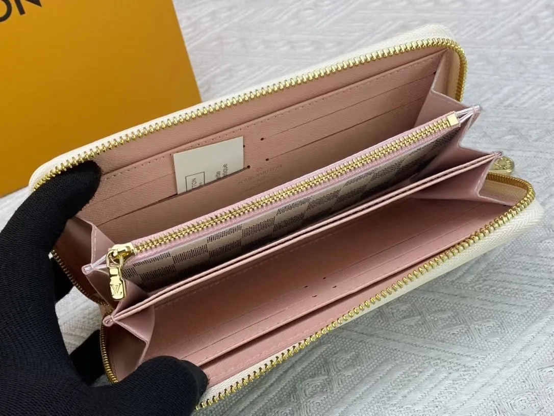 P150💰 M80857M60017 Japan limited wallet "Gibby Wallet", printed with Louis Vuitton's cute mascot "Vivian" illustration on single gram canvas. Brightly colored kites and cute mascots are combined, embellished with tiny single flowers. This is a collectible item that is perfect as a gift for those who love singles. Size: 19x 12.5x 3.0cm, 🎁🎁