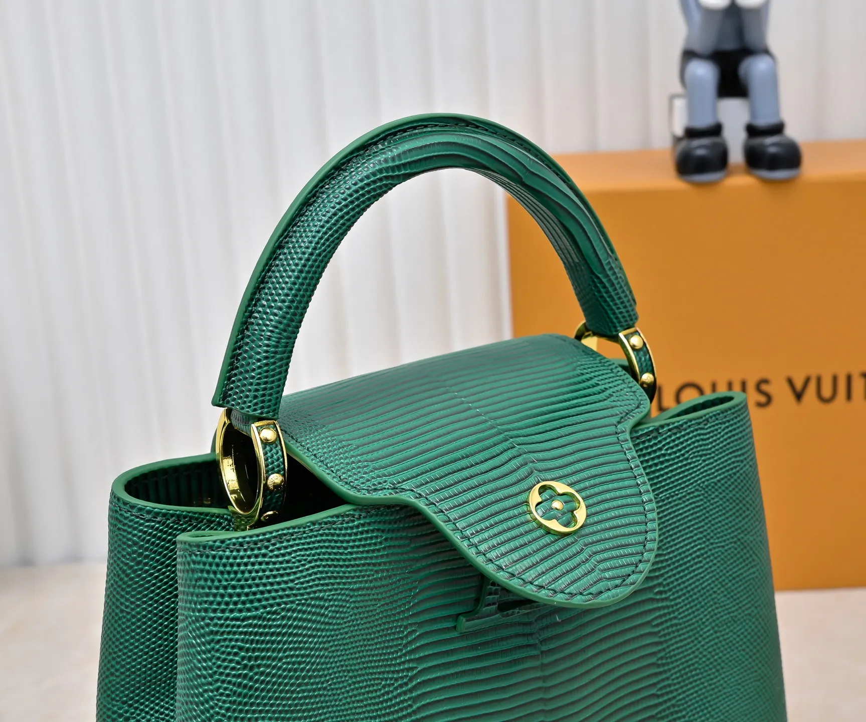 Top-quality original P420 Guangzhou-made M99528 green lizard skin gold buckle CapucinesBB handbag exquisitely combines elegant lizard skin outer layer, delicate sheepskin lining and glossy metal parts. The iconic flap makes two styles fashionable. The LV logo can be read on the inside and Monogram flowers bloom on the outside. It can light up an eye-catching corner for evening occasions and add a personalized atmosphere to the wardrobe. Shine gorgeous style in day and night occasions.  Detailed features 27 x 18 x 9 cm (length x height x width)