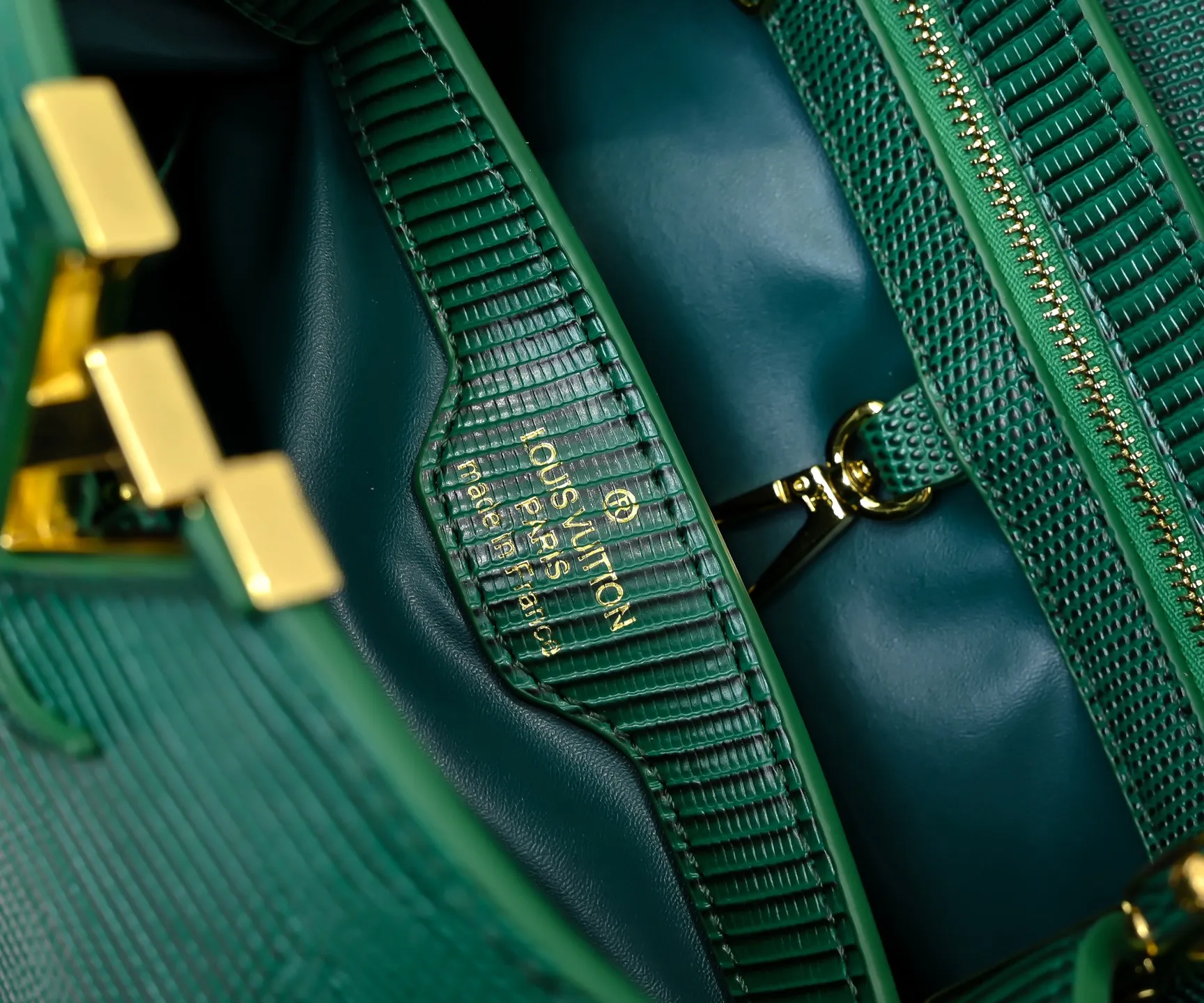 Top-quality original P420 Guangzhou-made M99528 green lizard skin gold buckle CapucinesBB handbag exquisitely combines elegant lizard skin outer layer, delicate sheepskin lining and glossy metal parts. The iconic flap makes two styles fashionable. The LV logo can be read on the inside and Monogram flowers bloom on the outside. It can light up an eye-catching corner for evening occasions and add a personalized atmosphere to the wardrobe. Shine gorgeous style in day and night occasions.  Detailed features 27 x 18 x 9 cm (length x height x width)